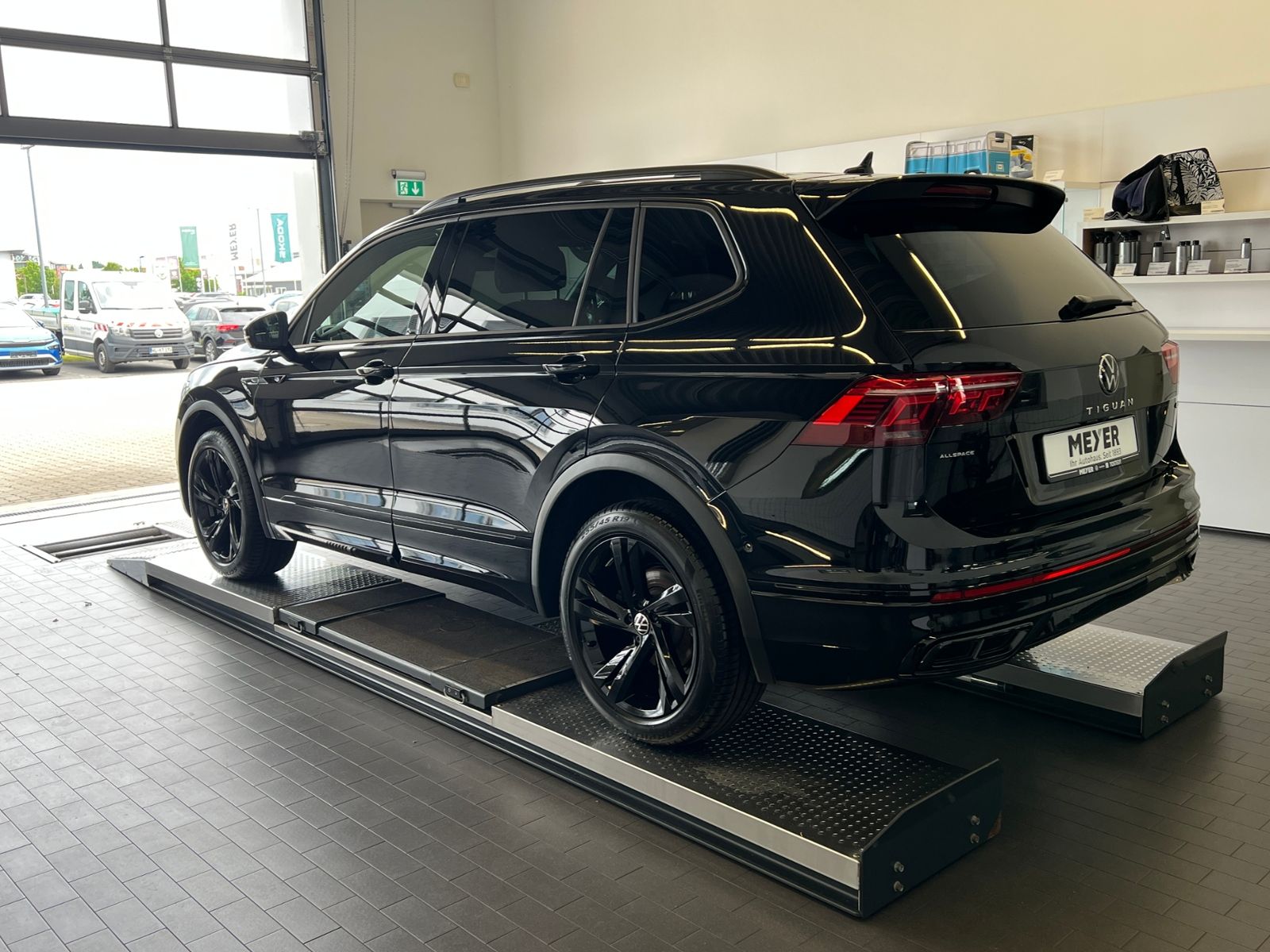 Fahrzeugabbildung Volkswagen Tiguan Allspace R-Line 2.0 TDI DSG 4Motion *AHK,