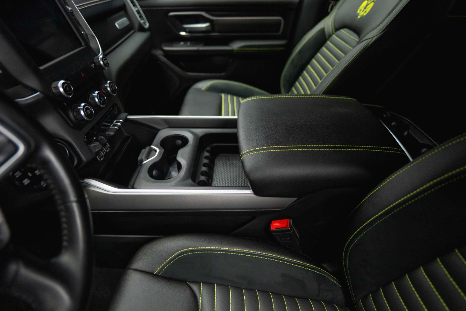 Fahrzeugabbildung Dodge RAM 5.7 V8 4x4 OFFROAD ACID YELLOW Edition LED