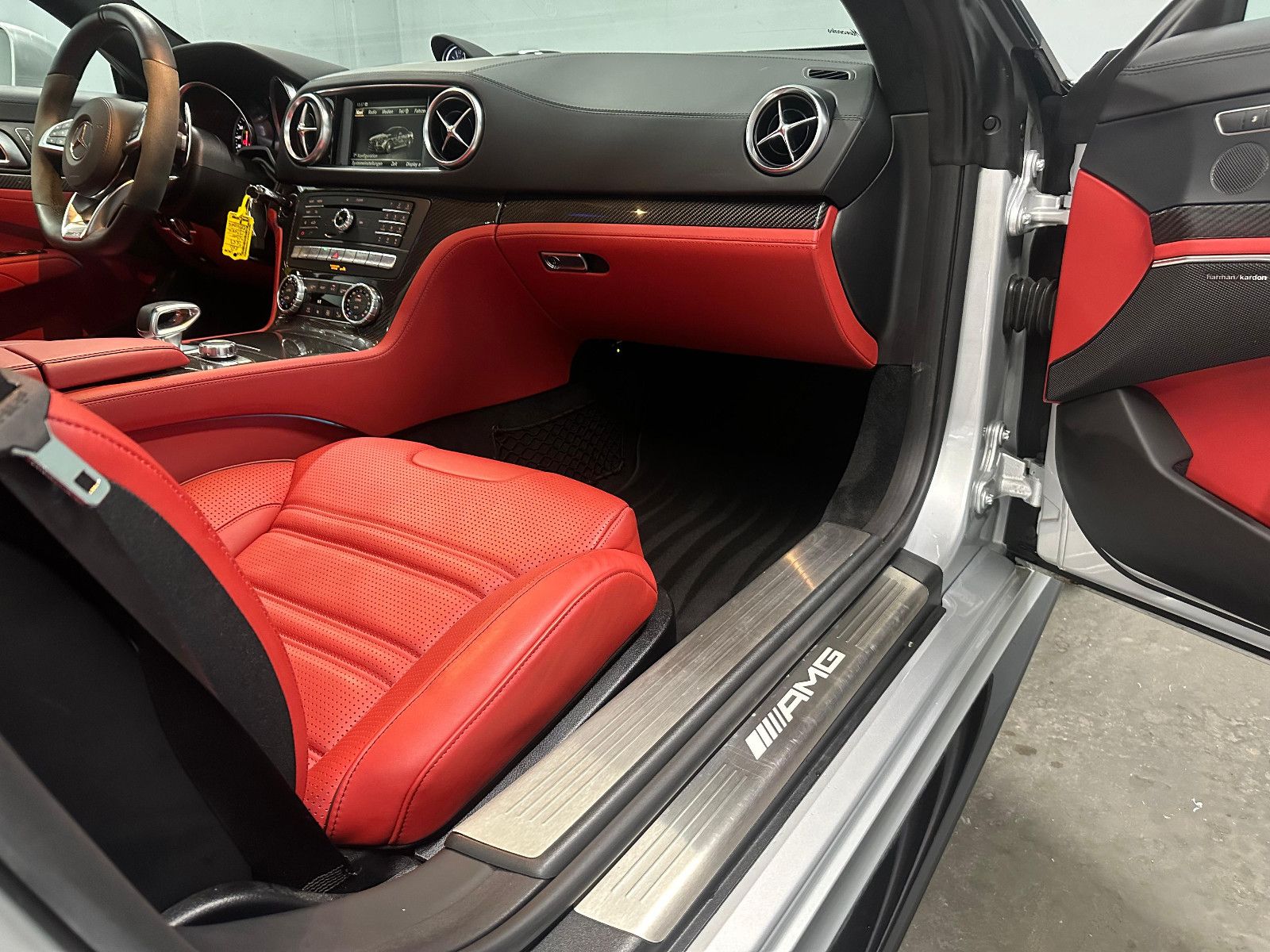 Fahrzeugabbildung Mercedes-Benz SL 63 AMG *Designo*PANORAMA*VMAX*MASSAGE*