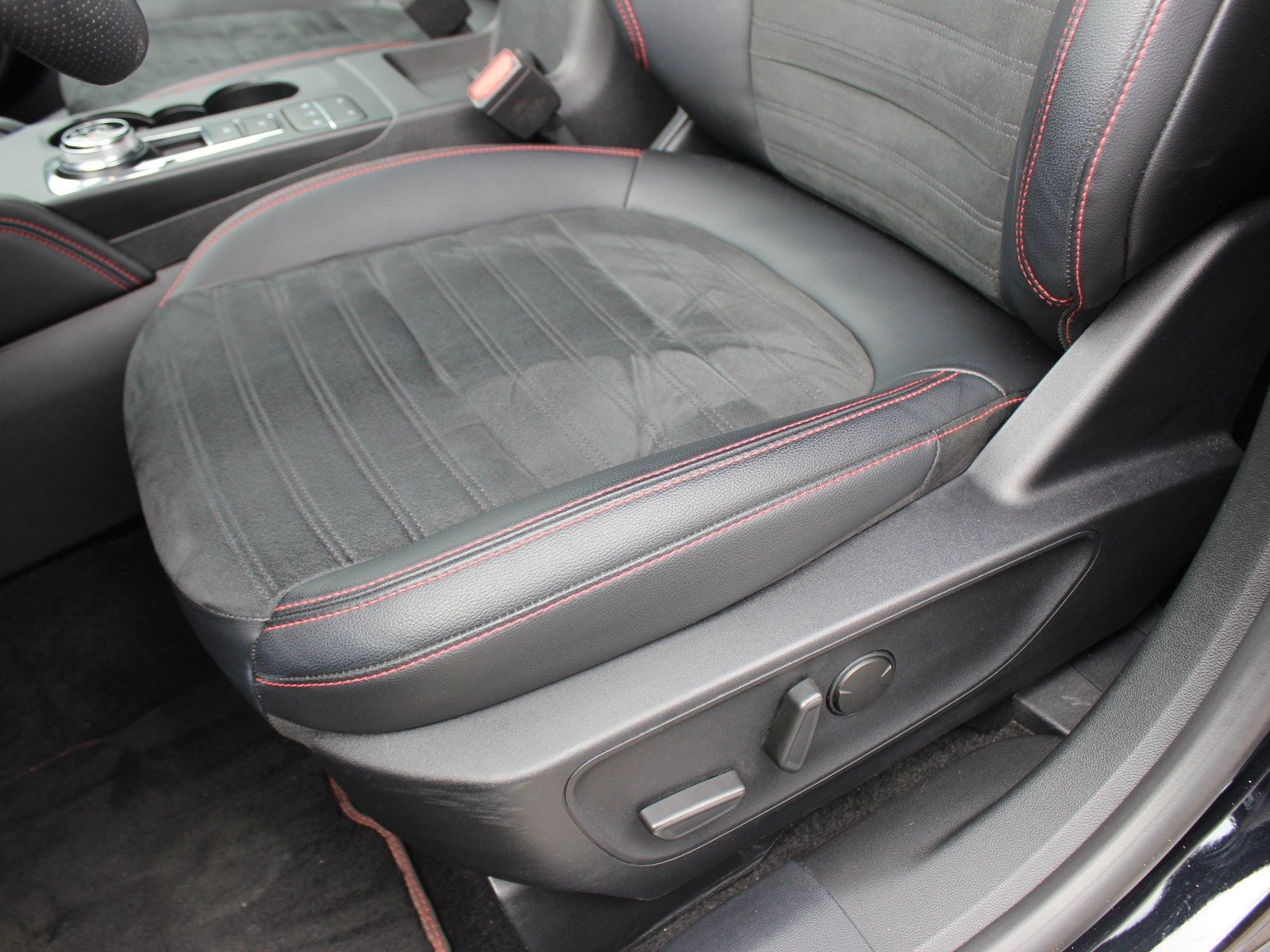 Fahrzeugabbildung Ford Kuga Plug-In Hybrid ST-Line X
