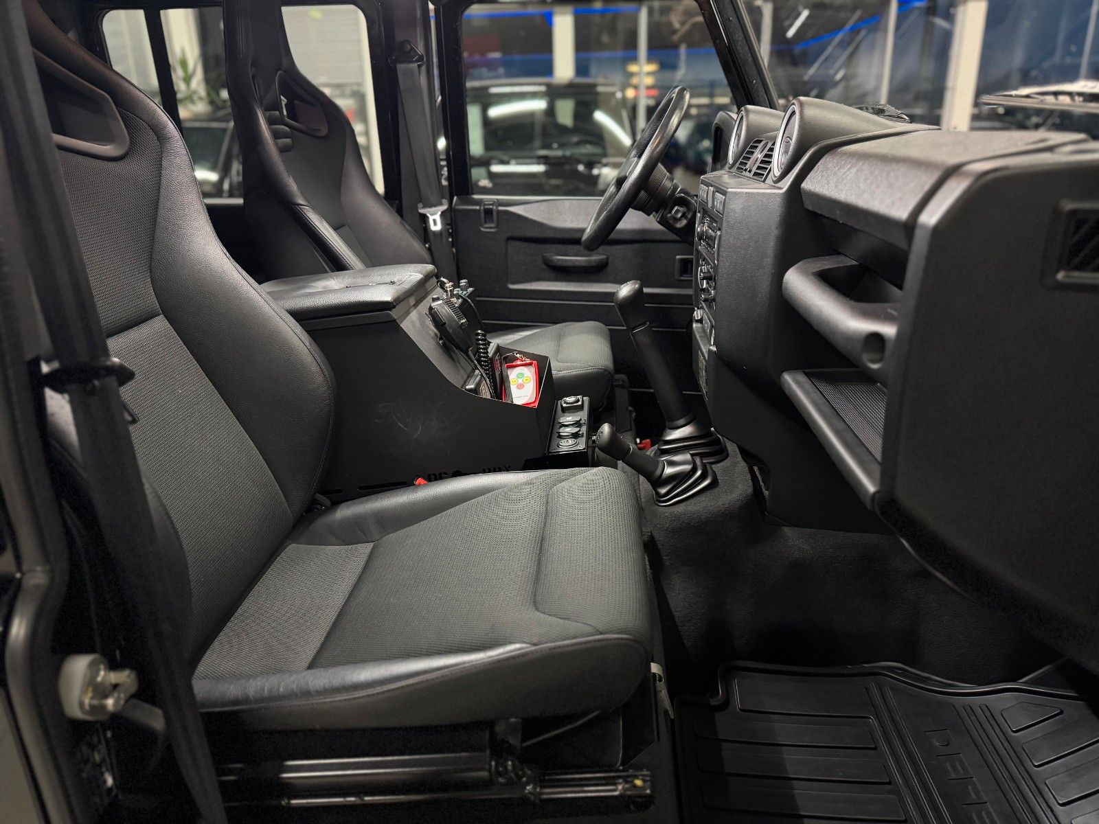 Fahrzeugabbildung Land Rover Defender 110 SE Station Wagon "Maxi-UMBAU"