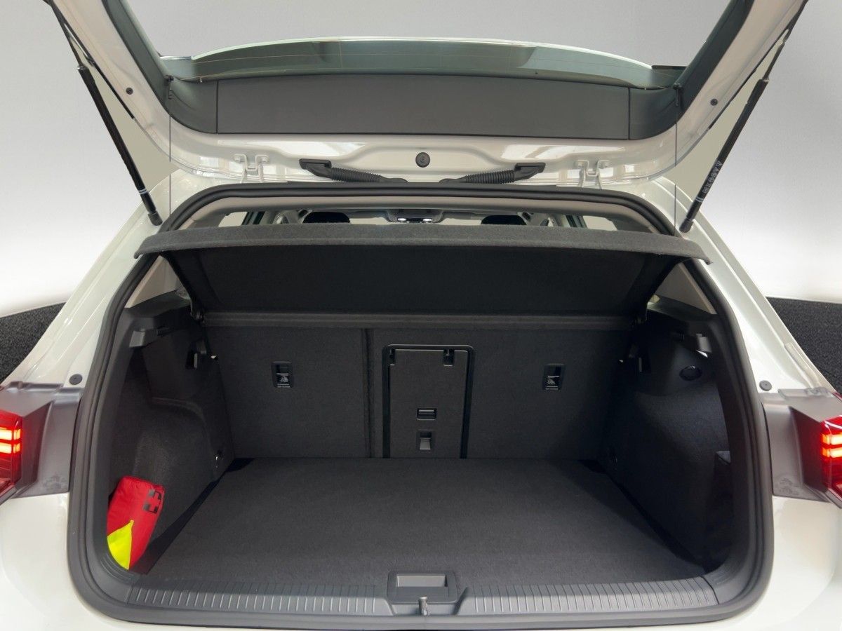 Volkswagen Golf VIII 1.5 eTSI Life DSG Rear View App-Connec foto 8