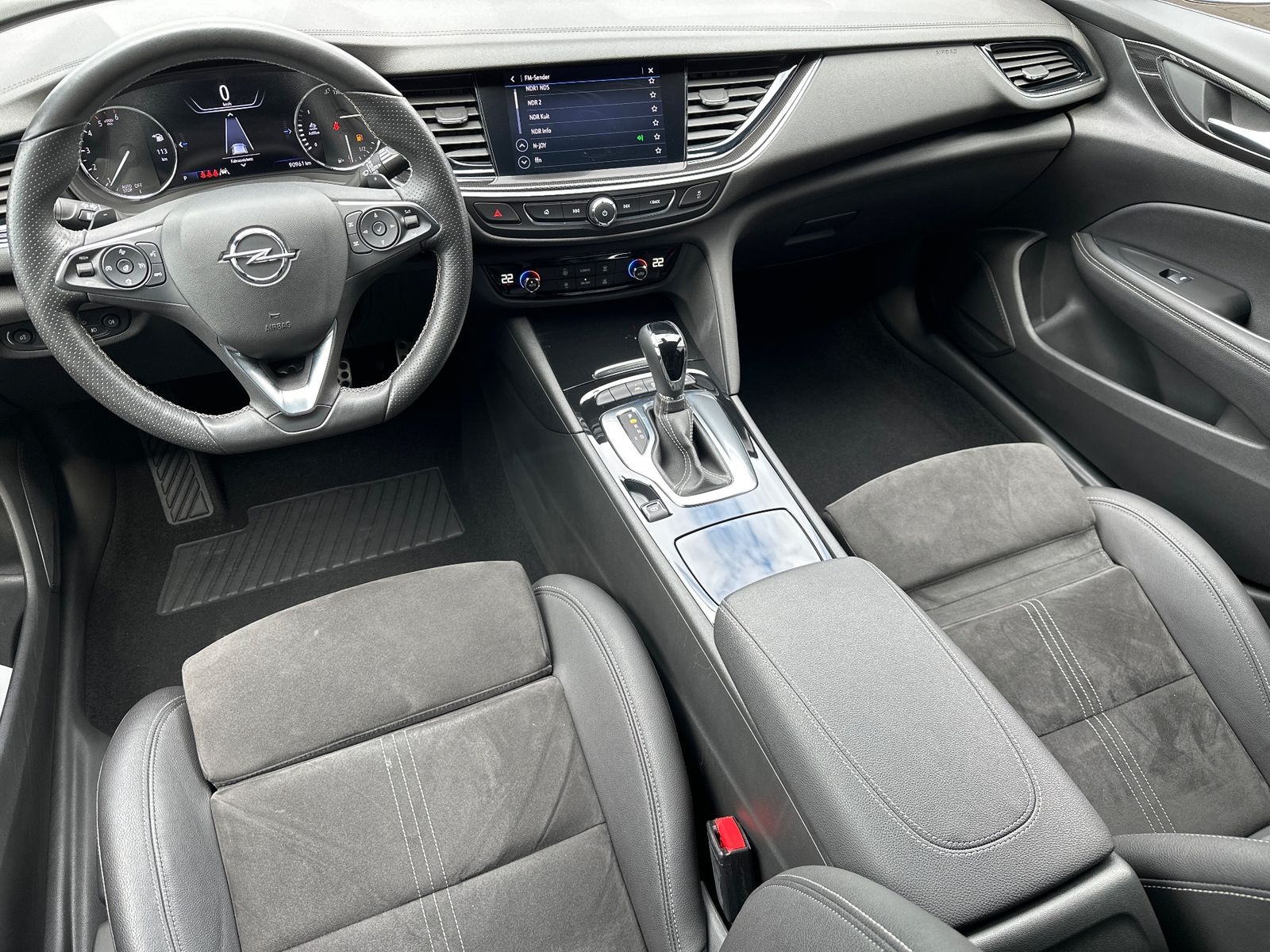 Fahrzeugabbildung Opel Insignia ST 2.0 D Ultimate AT NAV+LED+ACC+KAMERA