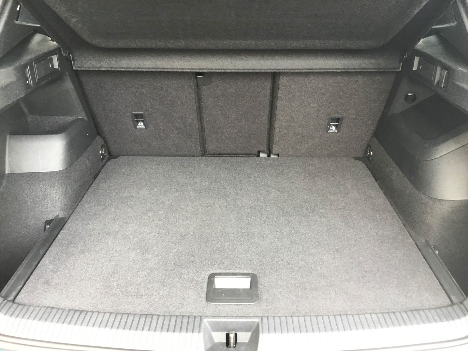 Fahrzeugabbildung Volkswagen Tiguan 2.0 TDI DSG 4M R-Line+AHK+20"+Matrix+Pano