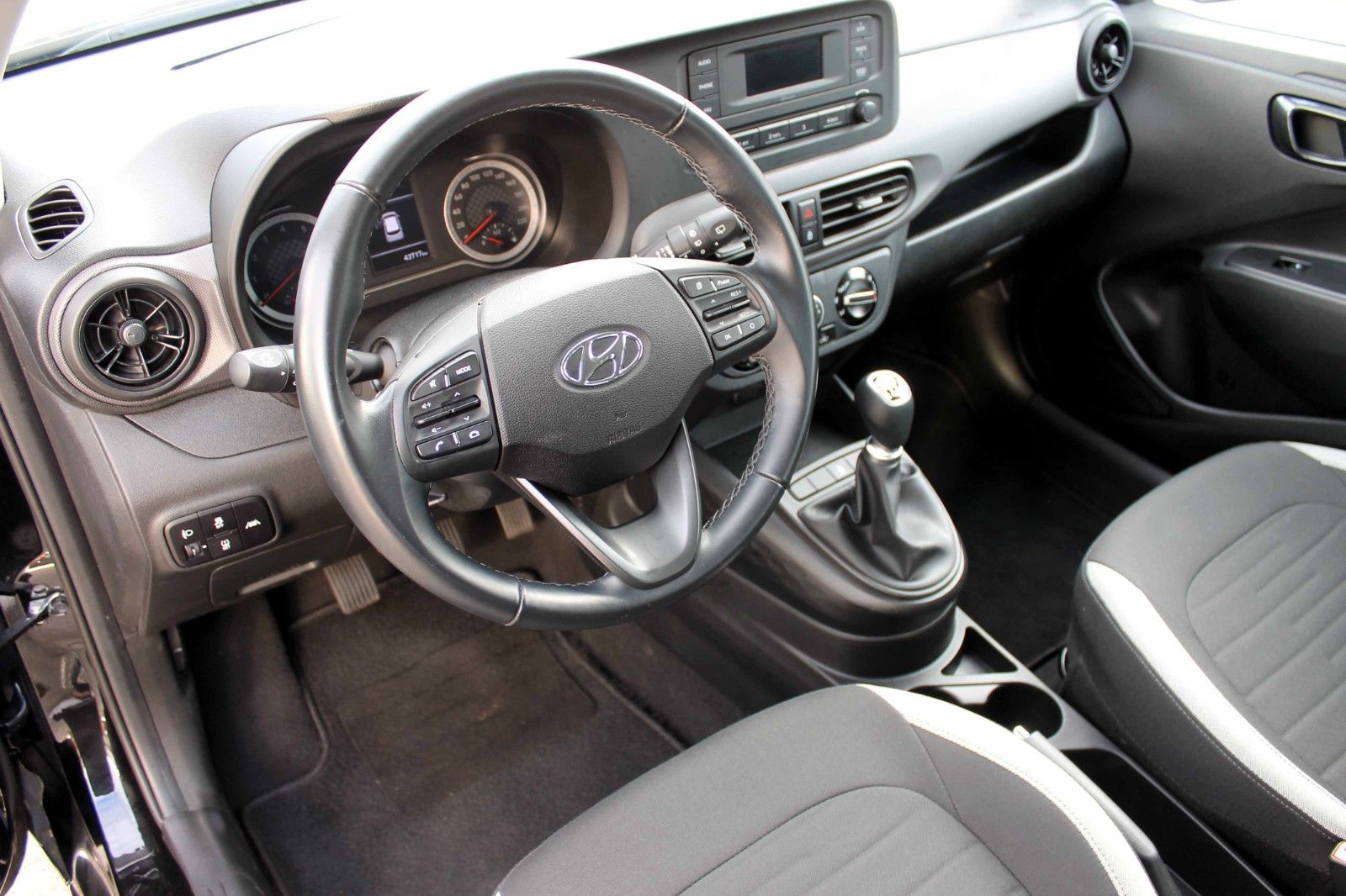 Fahrzeugabbildung Hyundai i10 Select TEMPO ABS eCall BT DAB FLA MFL