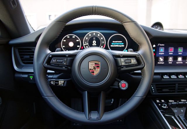 Porsche 992.2 4S*Schiebdach,Chrono,Sitzlüftung,BOSE,360°