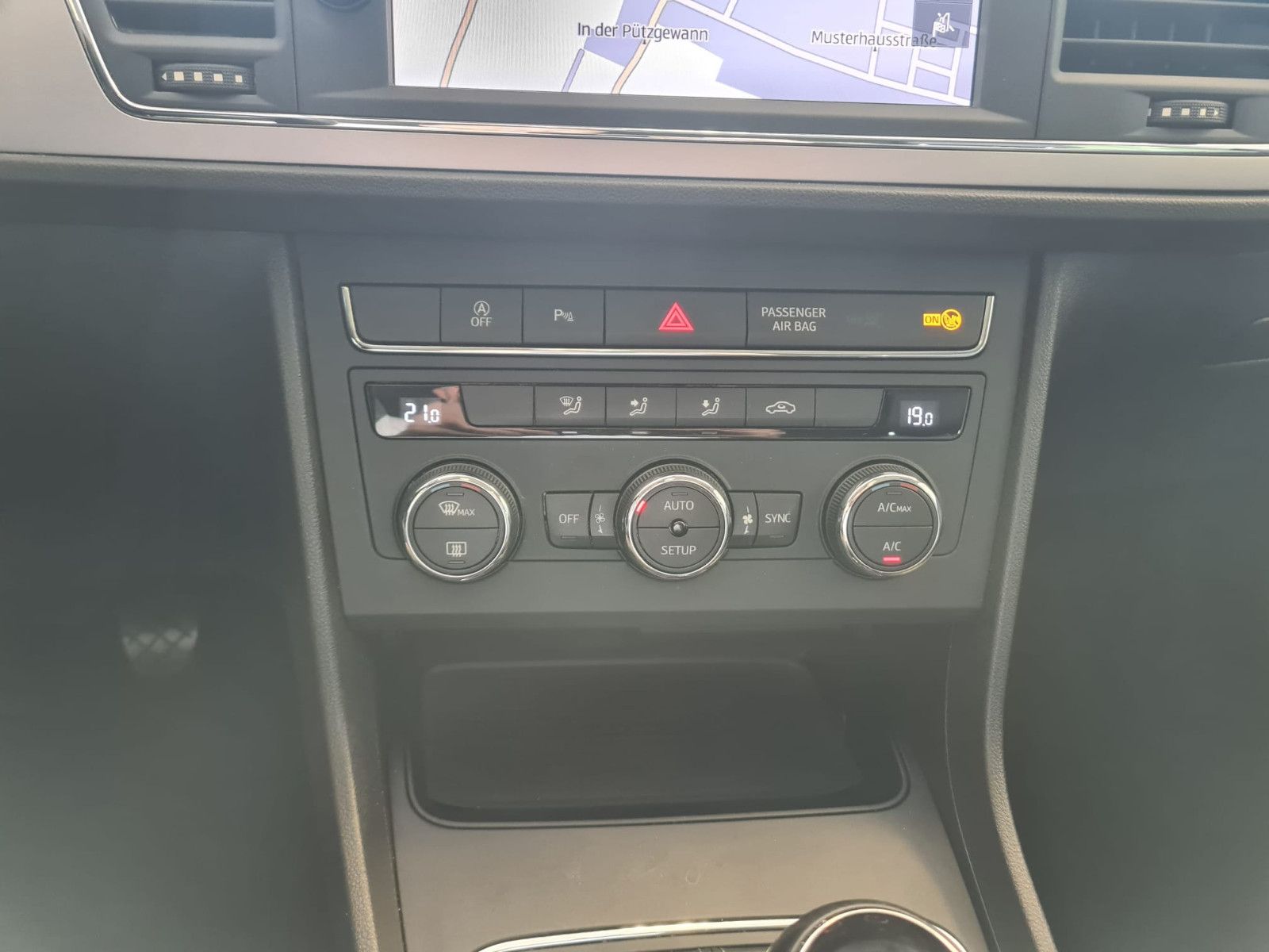 Fahrzeugabbildung SEAT Leon Style / 1. HAND / SCHEKCHEFT / GARANTIE