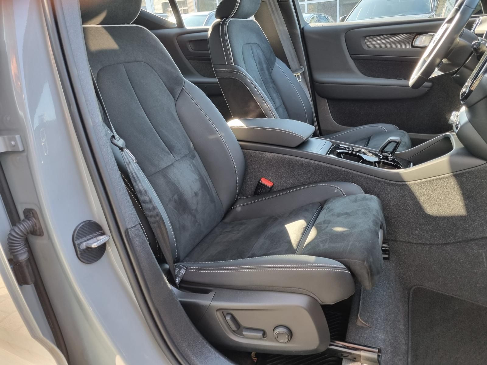 Fahrzeugabbildung Volvo XC40 B4 Benzin Plus Dark 'ACC, BLIS, 360-Cam'