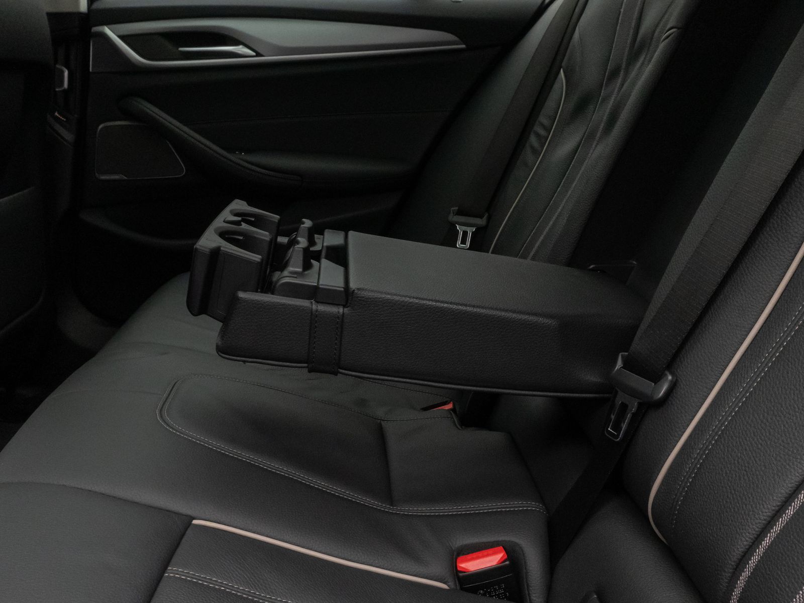 Fahrzeugabbildung BMW 530e Panorama 360°DAB H/K ACC AHK Alarm Leder