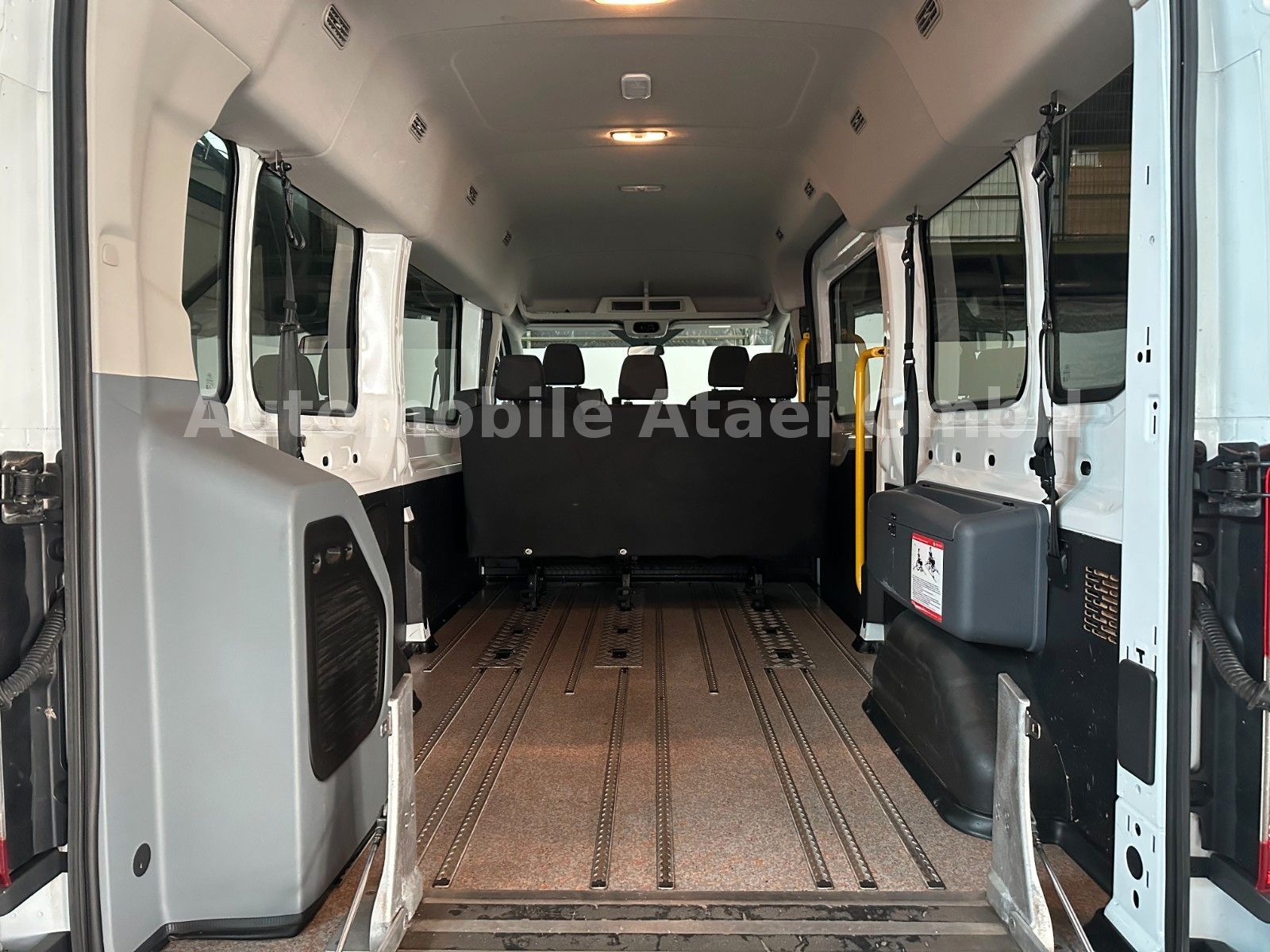 Fahrzeugabbildung Ford Transit Kombi 350 L3H2 *Rollstuhl-Rampe* (8131)