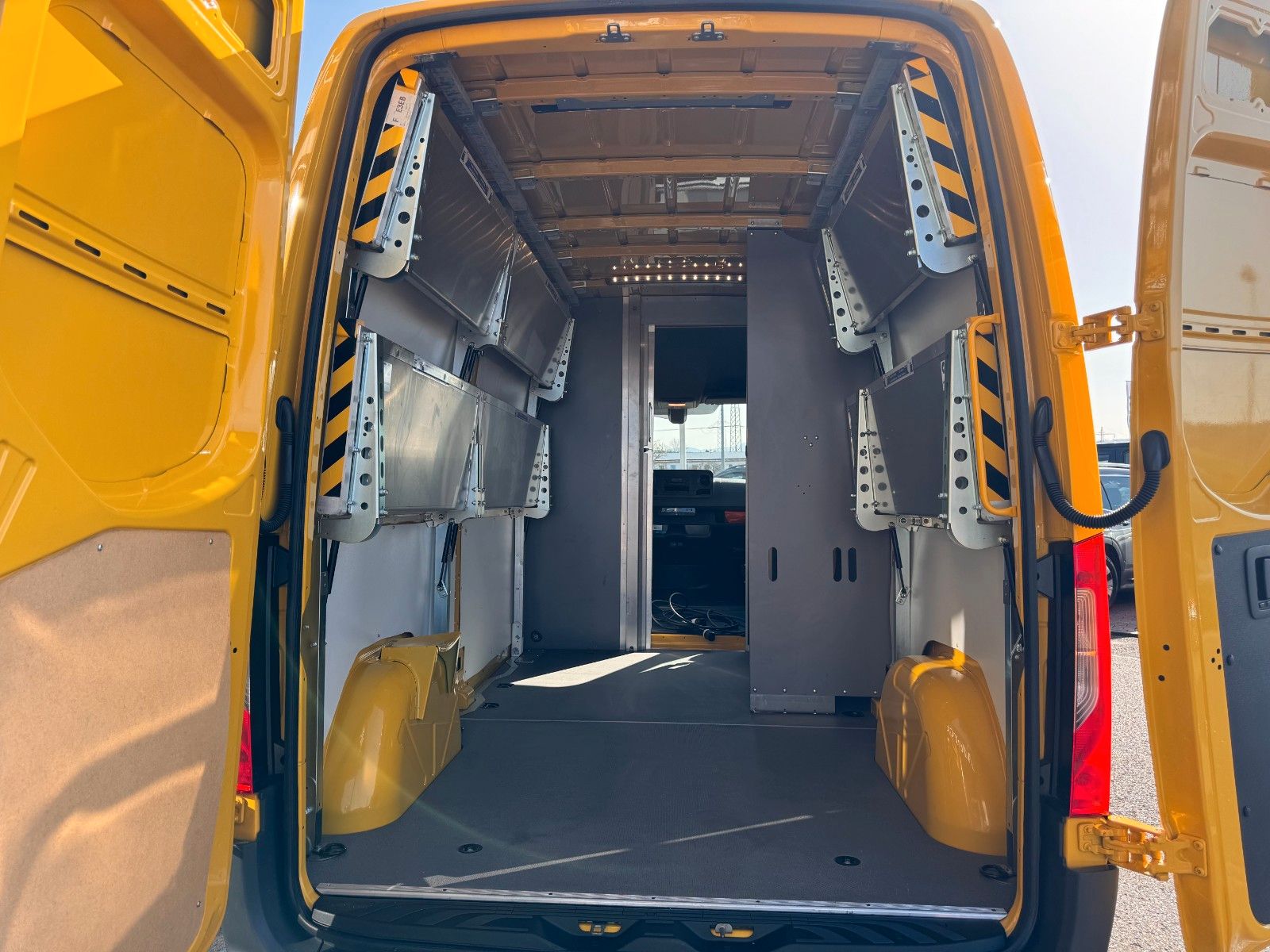 Fahrzeugabbildung Mercedes-Benz eSprinter 312 DHL Regal KEP-Ausbau