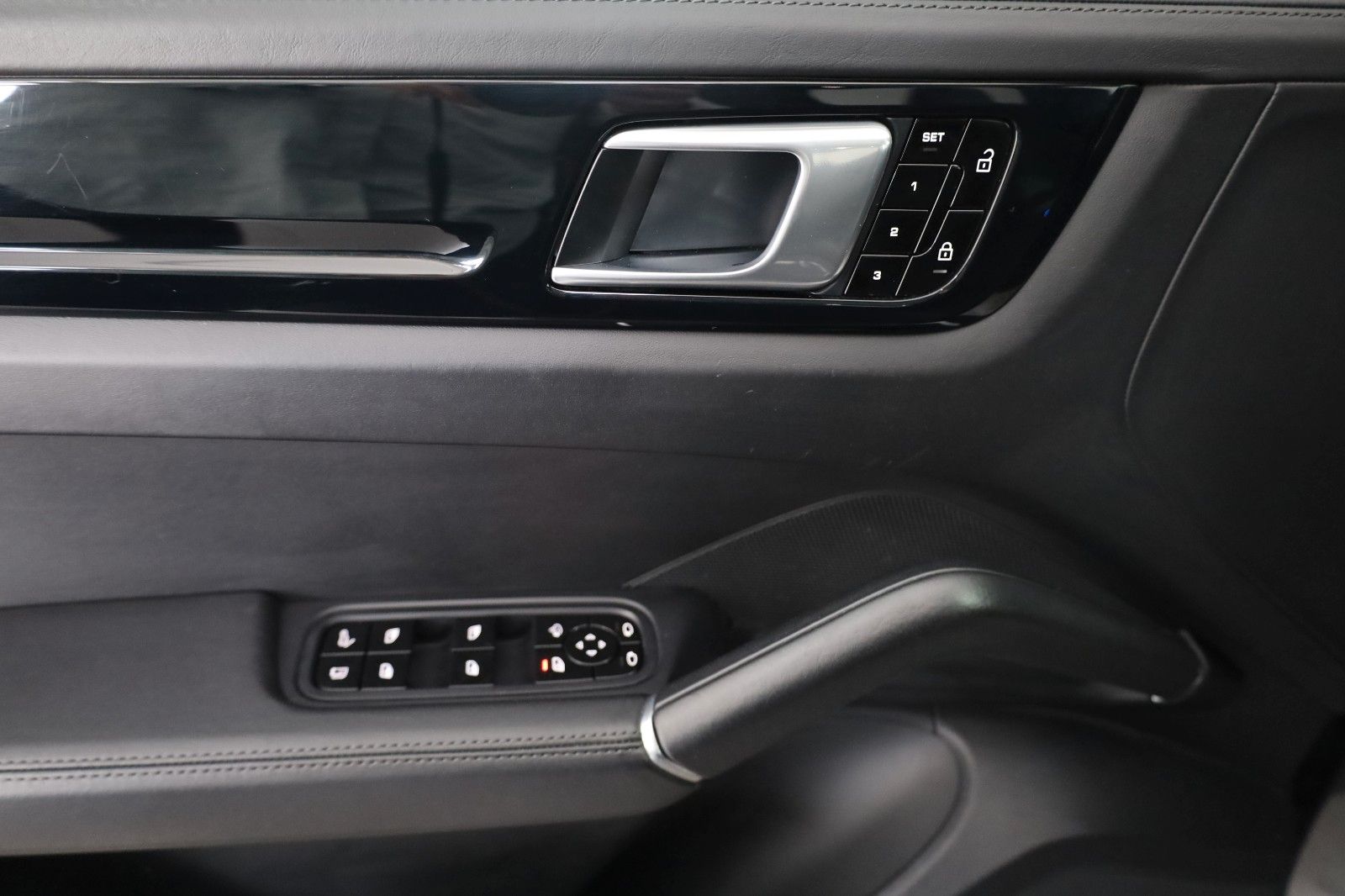 Fahrzeugabbildung Porsche Cayenne Coupe E-Hybrid,Sport-Chrono,Sitzlüft,AHK