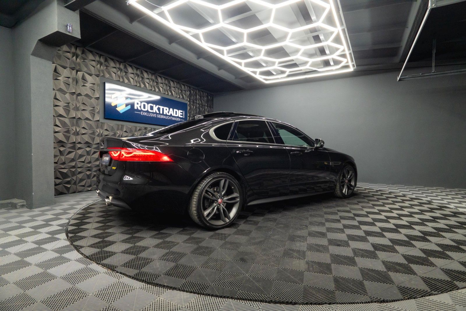 Fahrzeugabbildung Jaguar XF 300 Sport Black Edition | Pano | LED | 20Zoll