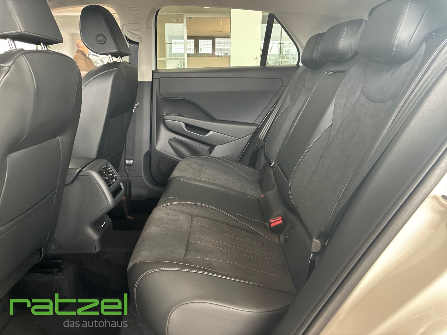 Fahrzeugabbildung Volkswagen T-Roc STYLE 1.5 eTSI 8-fach+Garantie+AHK+NAVI