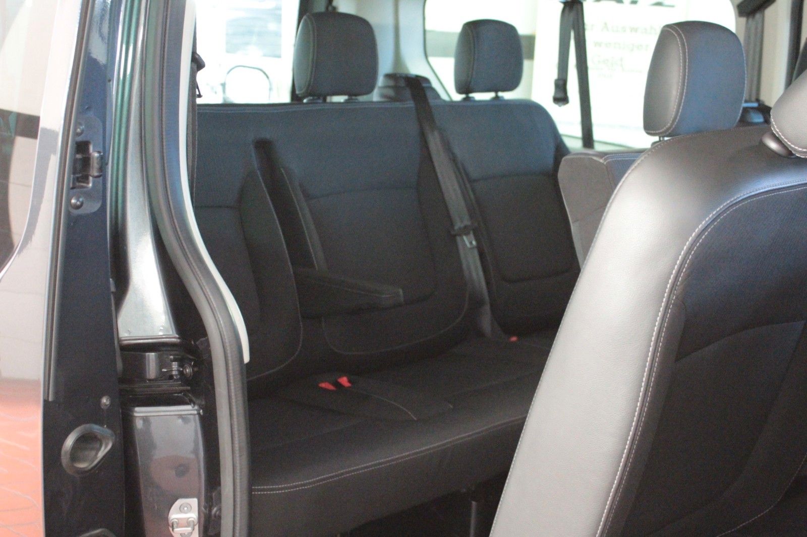 Fahrzeugabbildung Renault Trafic Grand L2H1 Blue DCI EDC Automatik