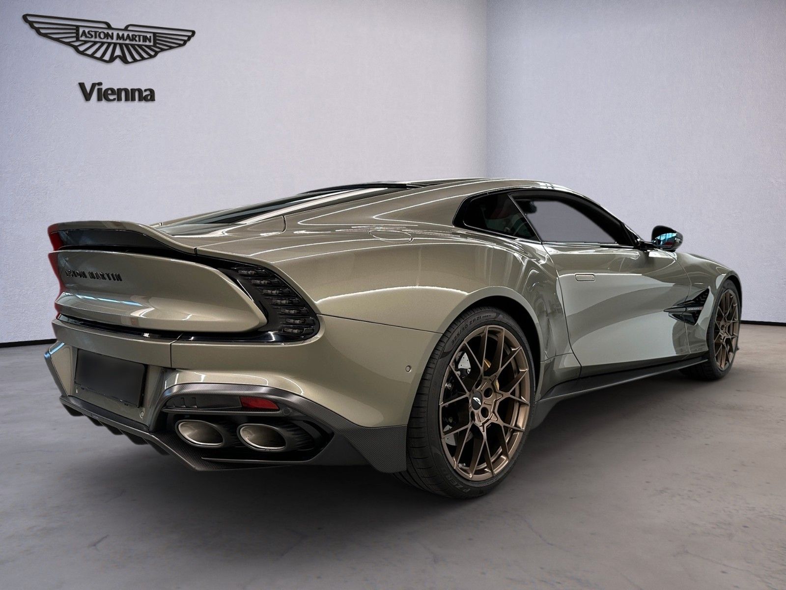 Aston Martin Vanquish Coupé | Titanium Grey | Carbon | B&W imagem 3
