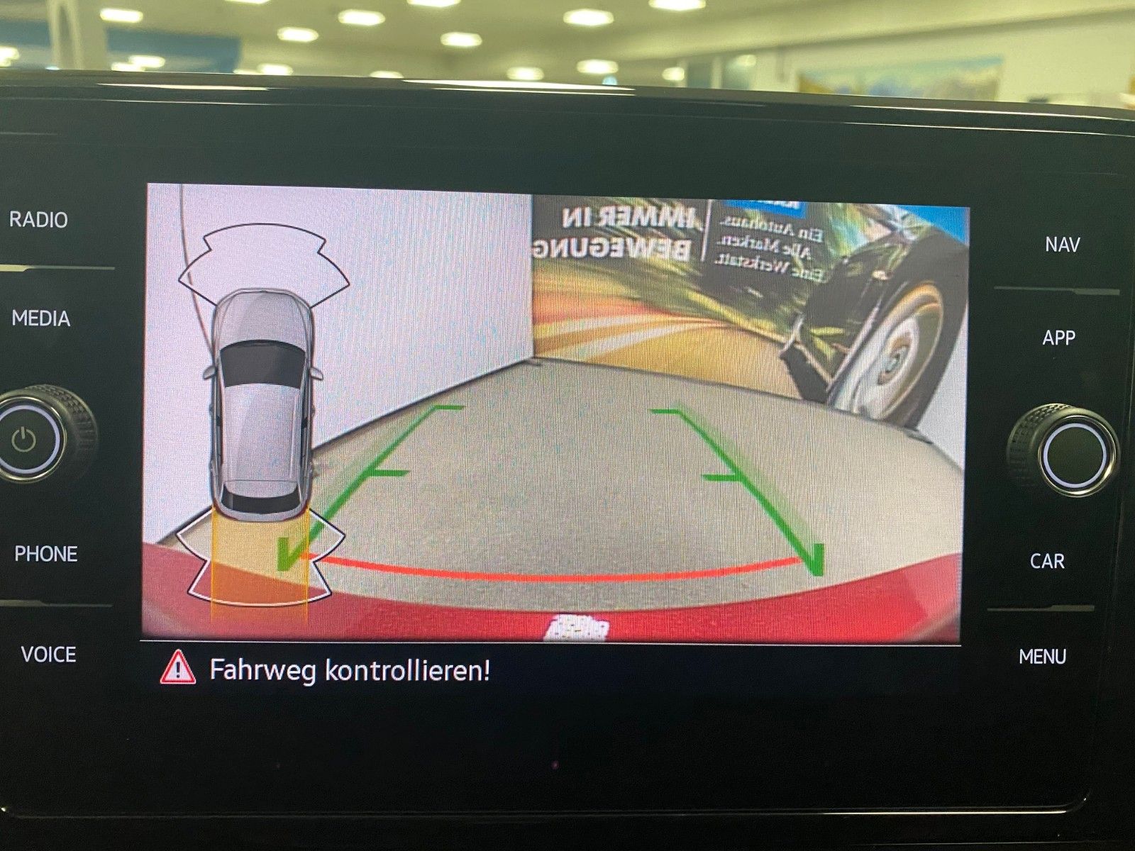 Fahrzeugabbildung Volkswagen T-Roc 1.5 TSI DSG R-Line+ACC+AHK+19"+KAMERA+LED+