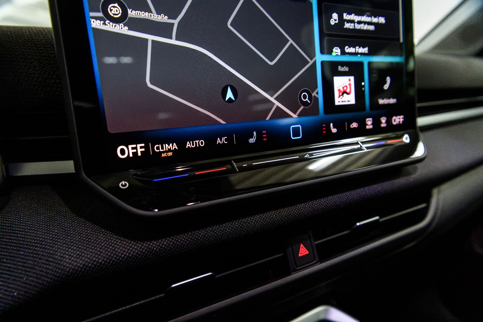 Fahrzeugabbildung Volkswagen T-Roc Life 1.5 eTSI DSG LED+NAVI+RFK+SHZ+ACC