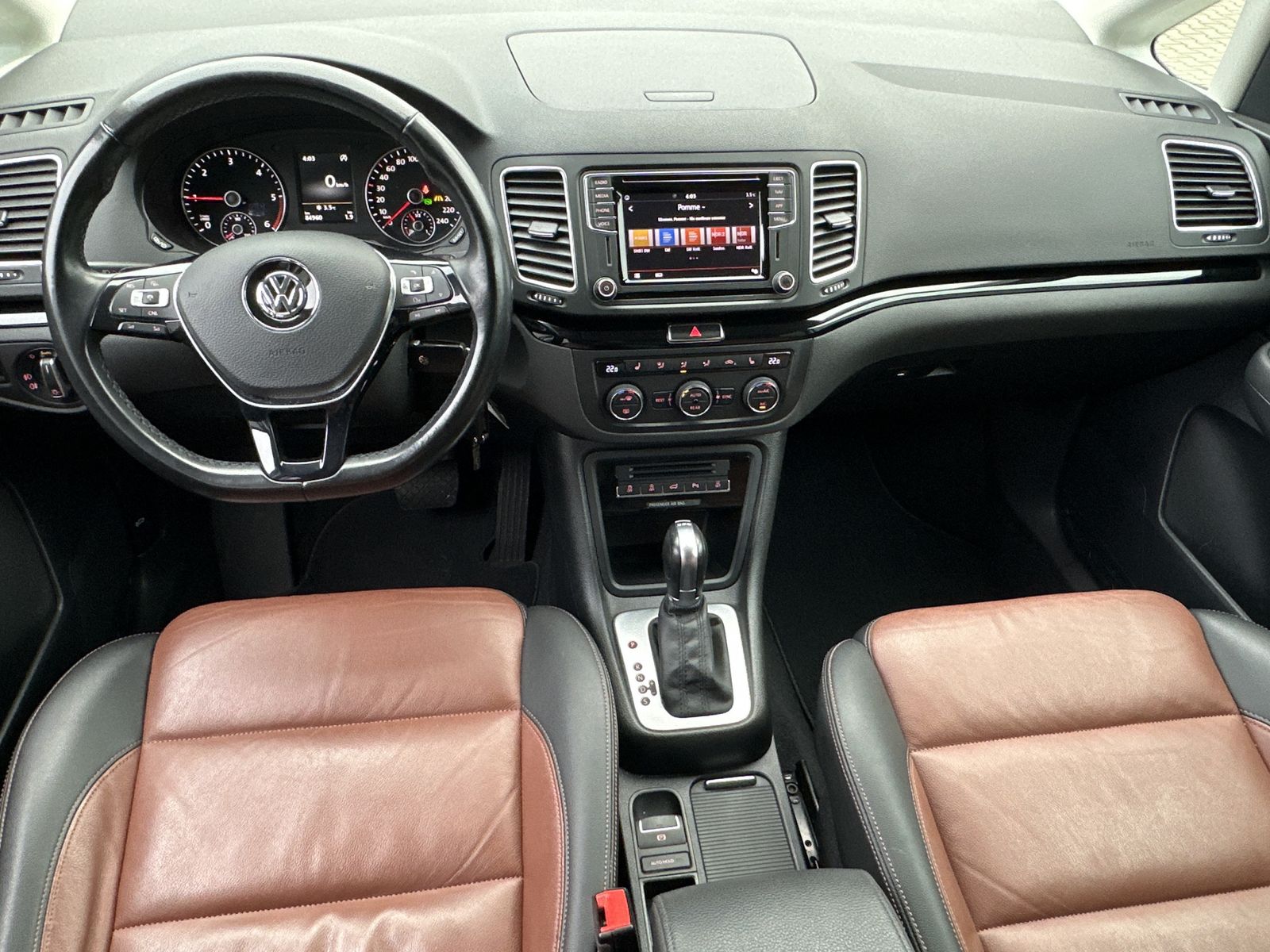 Fahrzeugabbildung Volkswagen Sharan 2.0 TDI DSG 7-Sitzer HL Black NAV+XEN+AHK