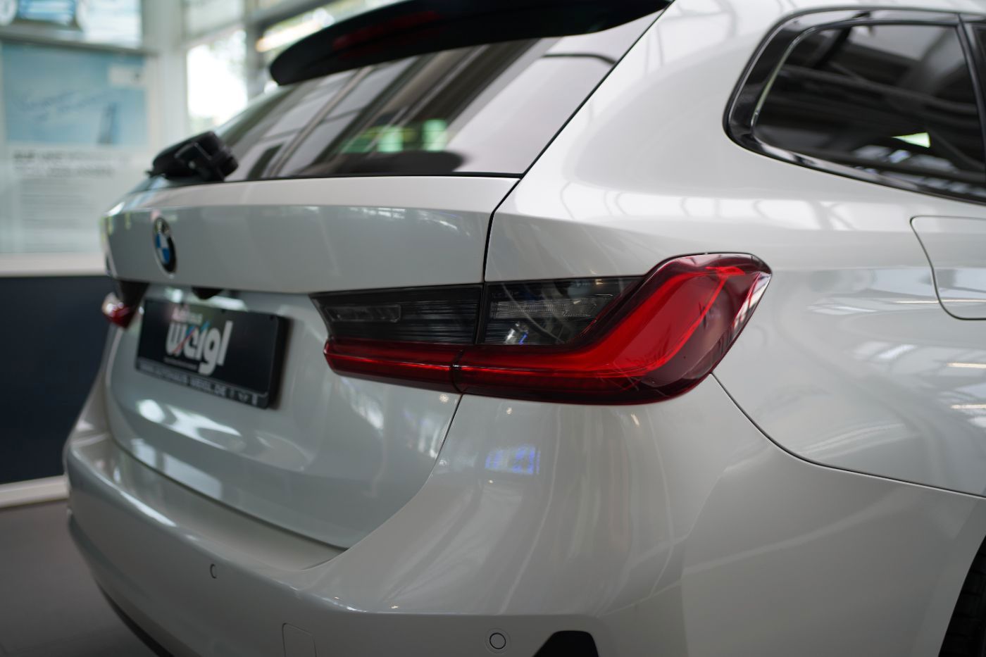 Fahrzeugabbildung BMW 320d Sport Line +HeadUp+AHK+Laserlicht+Parkassis