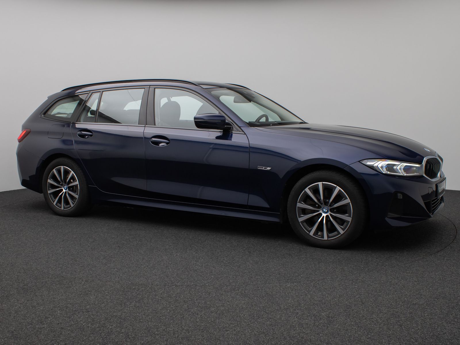 Fahrzeugabbildung BMW 330e Individual DAB HiFi Fernlichtassist PDC LED