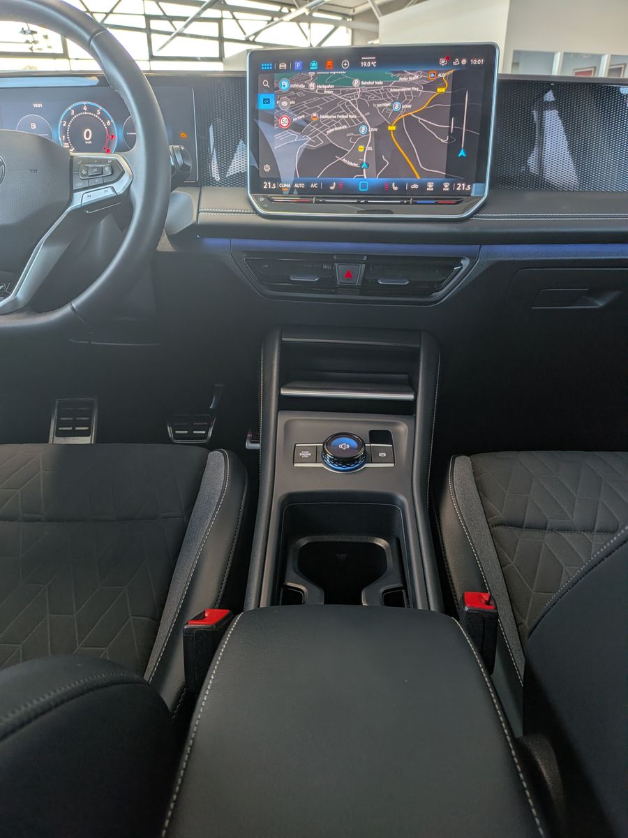 Fahrzeugabbildung Volkswagen Tiguan 1.5 eTSI ENERGY HD-Matrix 360 AHK 19