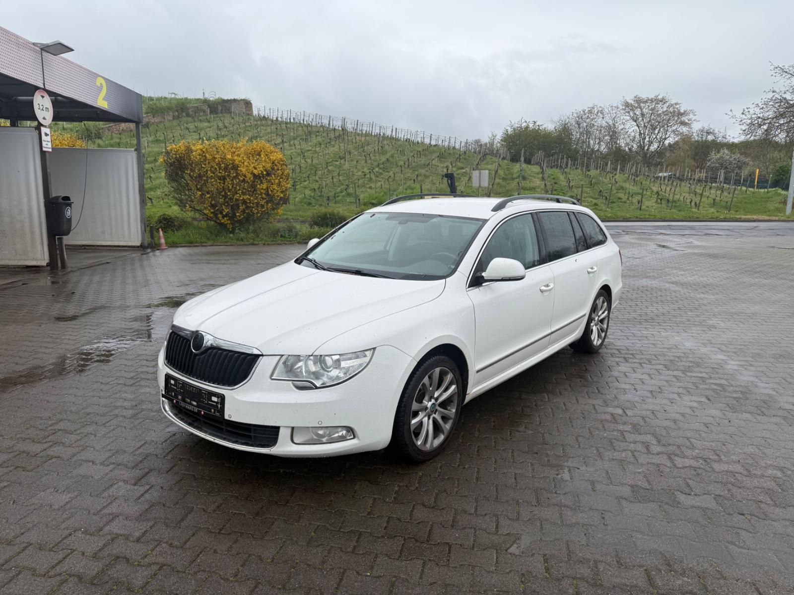 Skoda Superb Combi Elegance NAVI XENON PDC EURO 5
