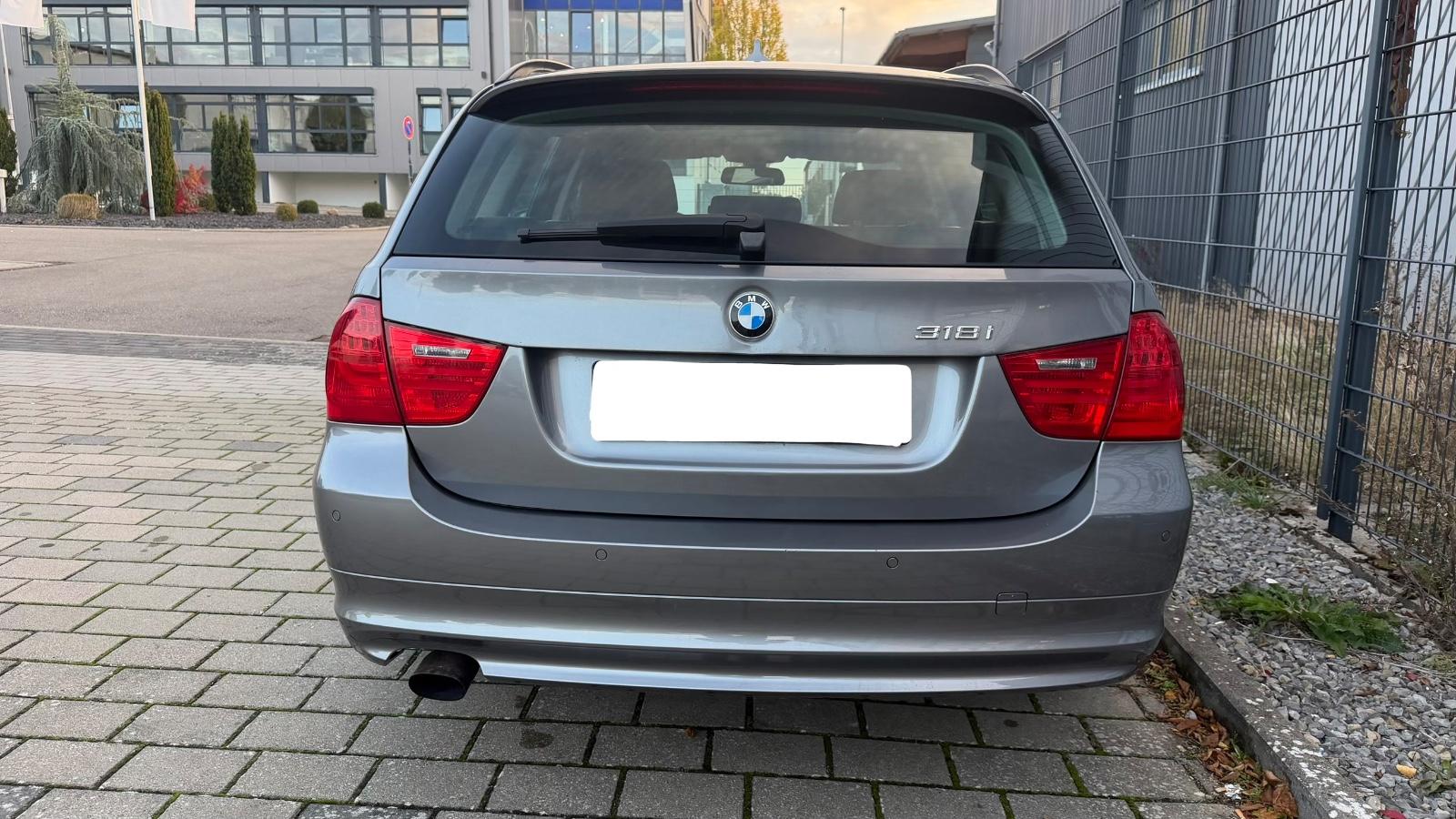 BMW 318i AUTOMATIK TÜV,93.000KM,NAVI,PANO,KLIMA,PDC