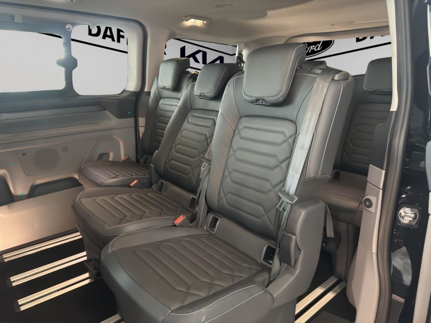 Fahrzeugabbildung Ford Tourneo Custom Bus Plug-in Hybrid 340 L1 Titaniu