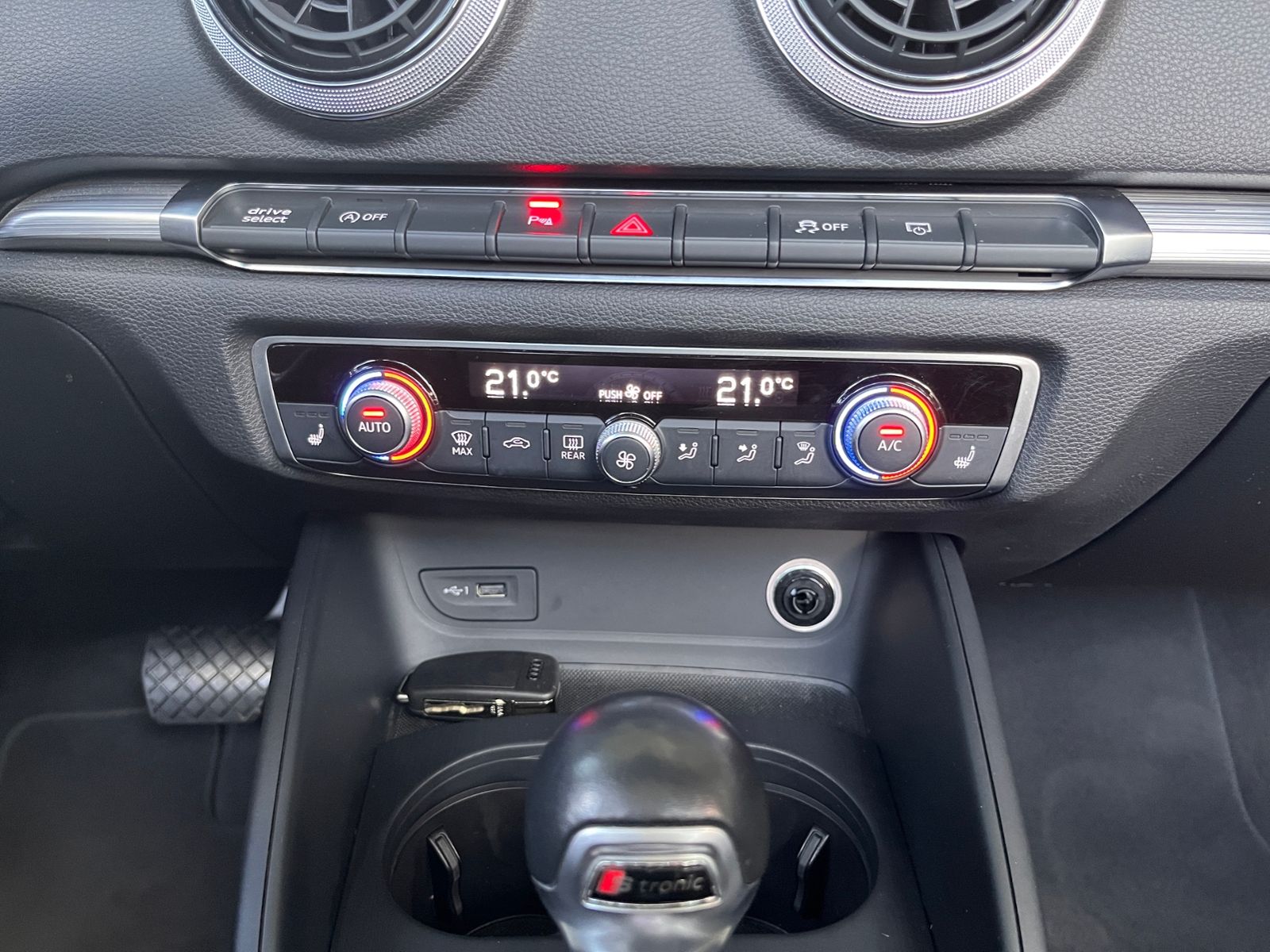 Fahrzeugabbildung Audi A3 Cabriolet 35 TFSI sport XENON RFK NAVI