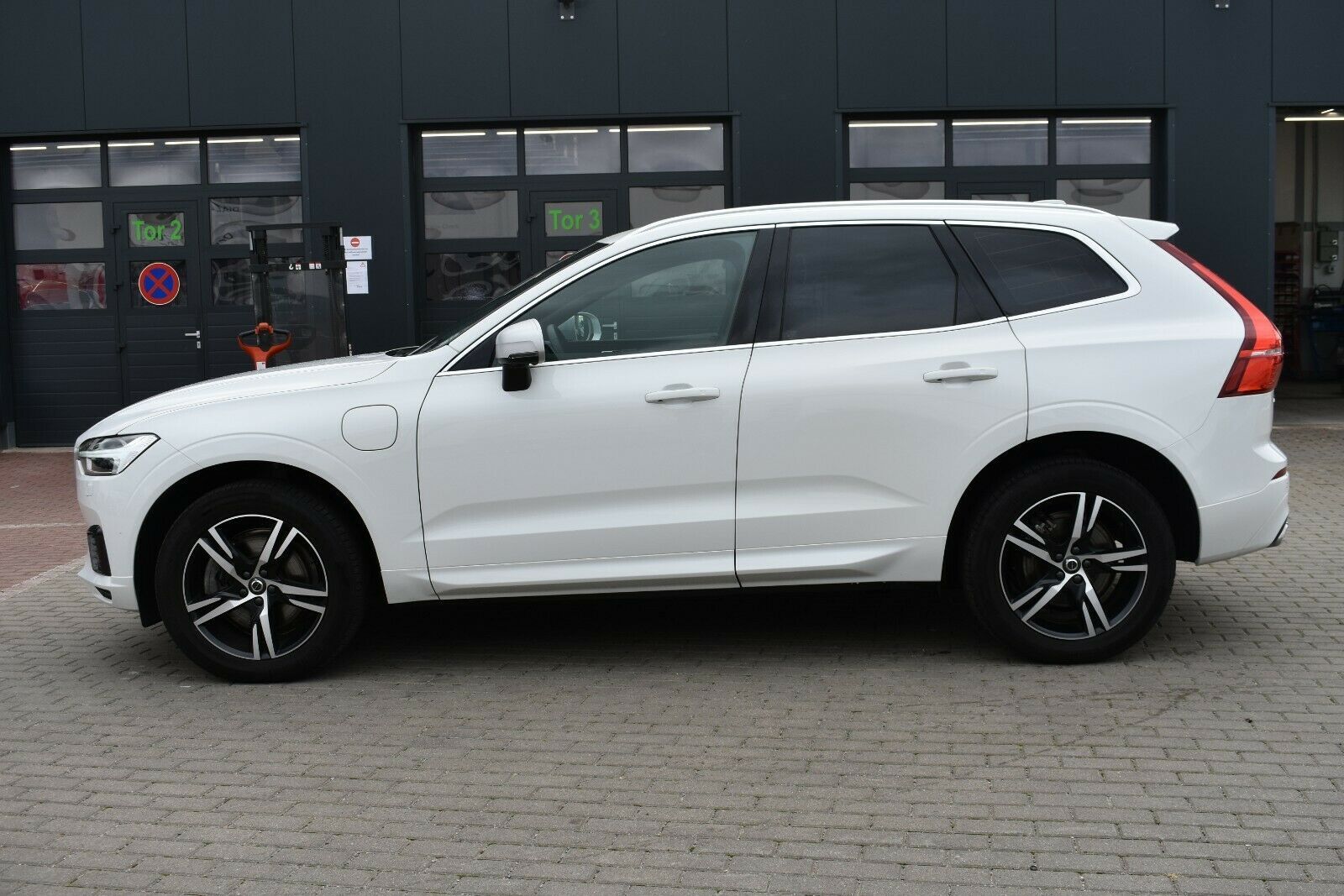 Fahrzeugabbildung Volvo XC60 T8 Twin Engine R-Design*360°*LUFT*AHK