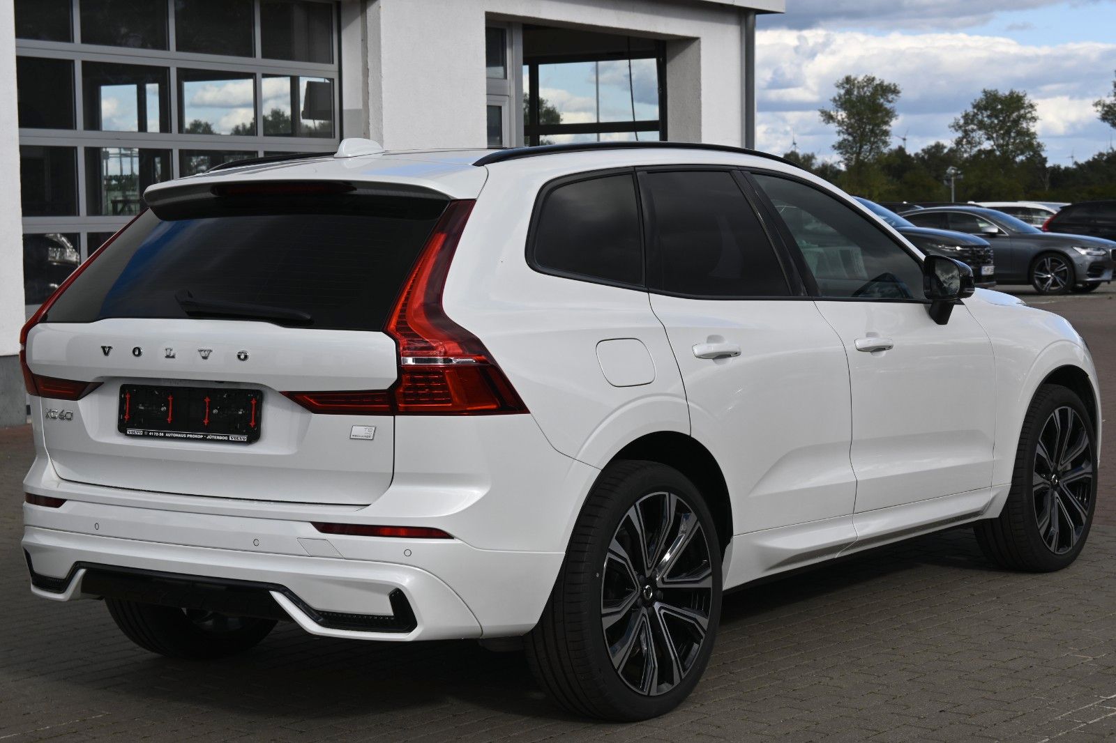 Fahrzeugabbildung Volvo XC60 T8 R Design PHEV MAPS*Luft*B&W*STHZG*HUD*