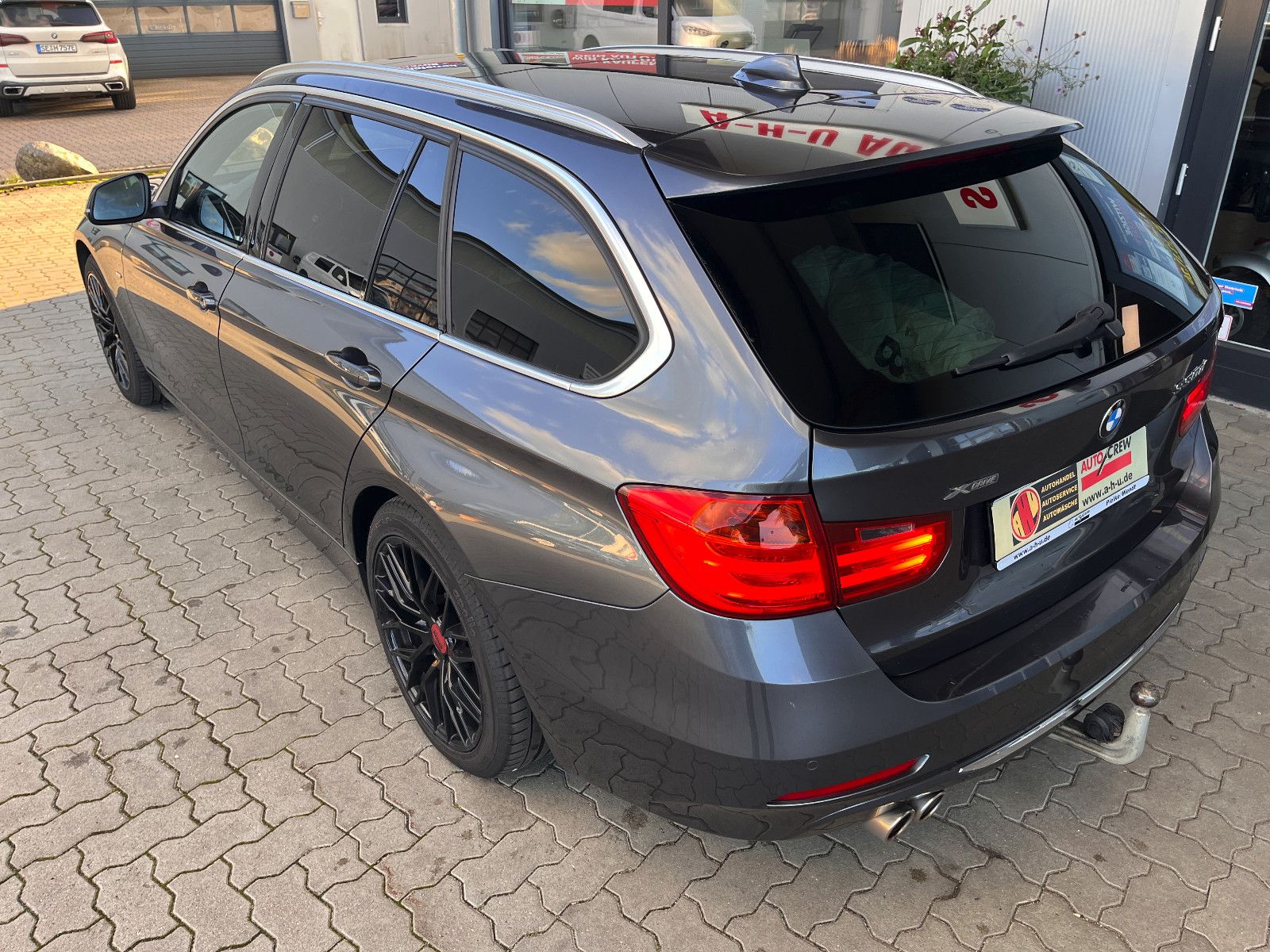 Fahrzeugabbildung BMW 330 Touring 330 d xDrive Automatik/ Panorama
