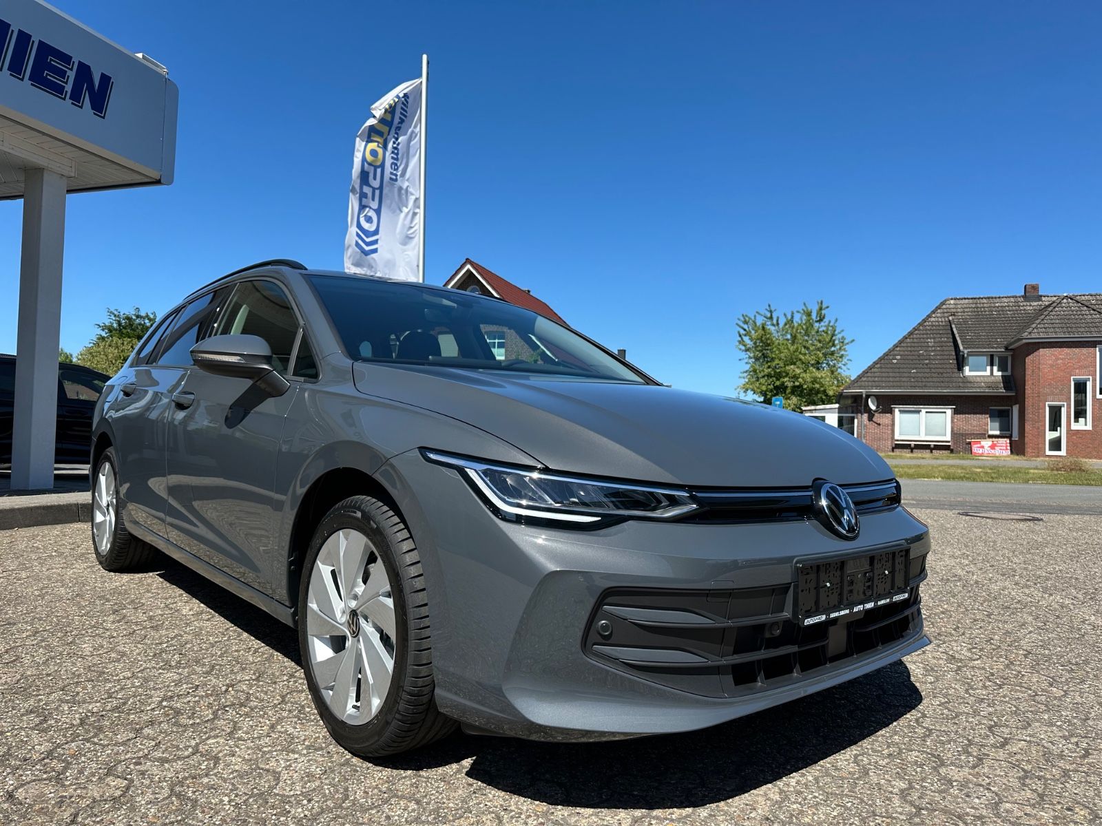 Fahrzeugabbildung Volkswagen Golf VIII Variant 1.5 TSI Life Navi/ACC/LED/Shzg