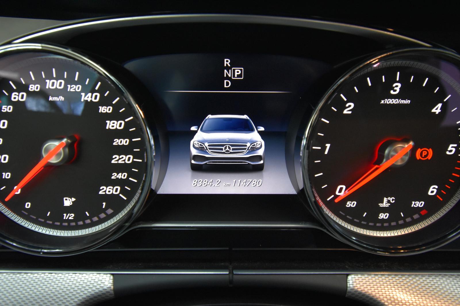 Mercedes-Benz E 220  SHZ AHK RFK LED Ambiente.