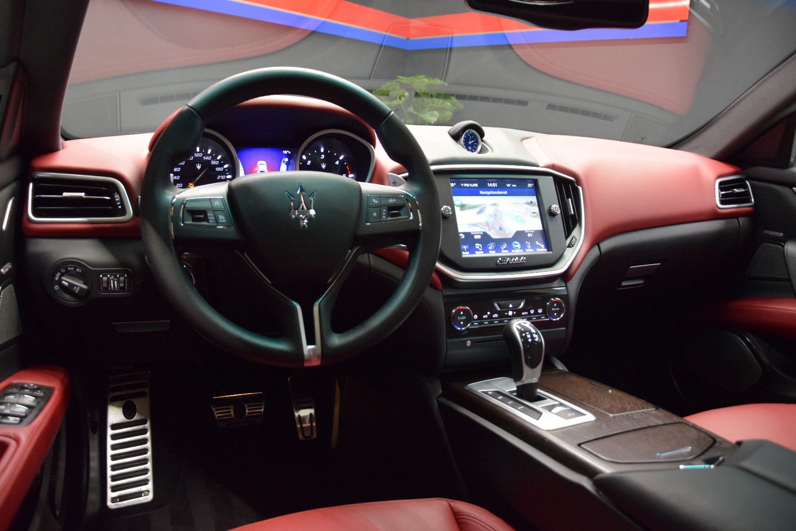 Fahrzeugabbildung Maserati Ghibli Diesel Schiebedach Memory B&W Sitzbelüft.