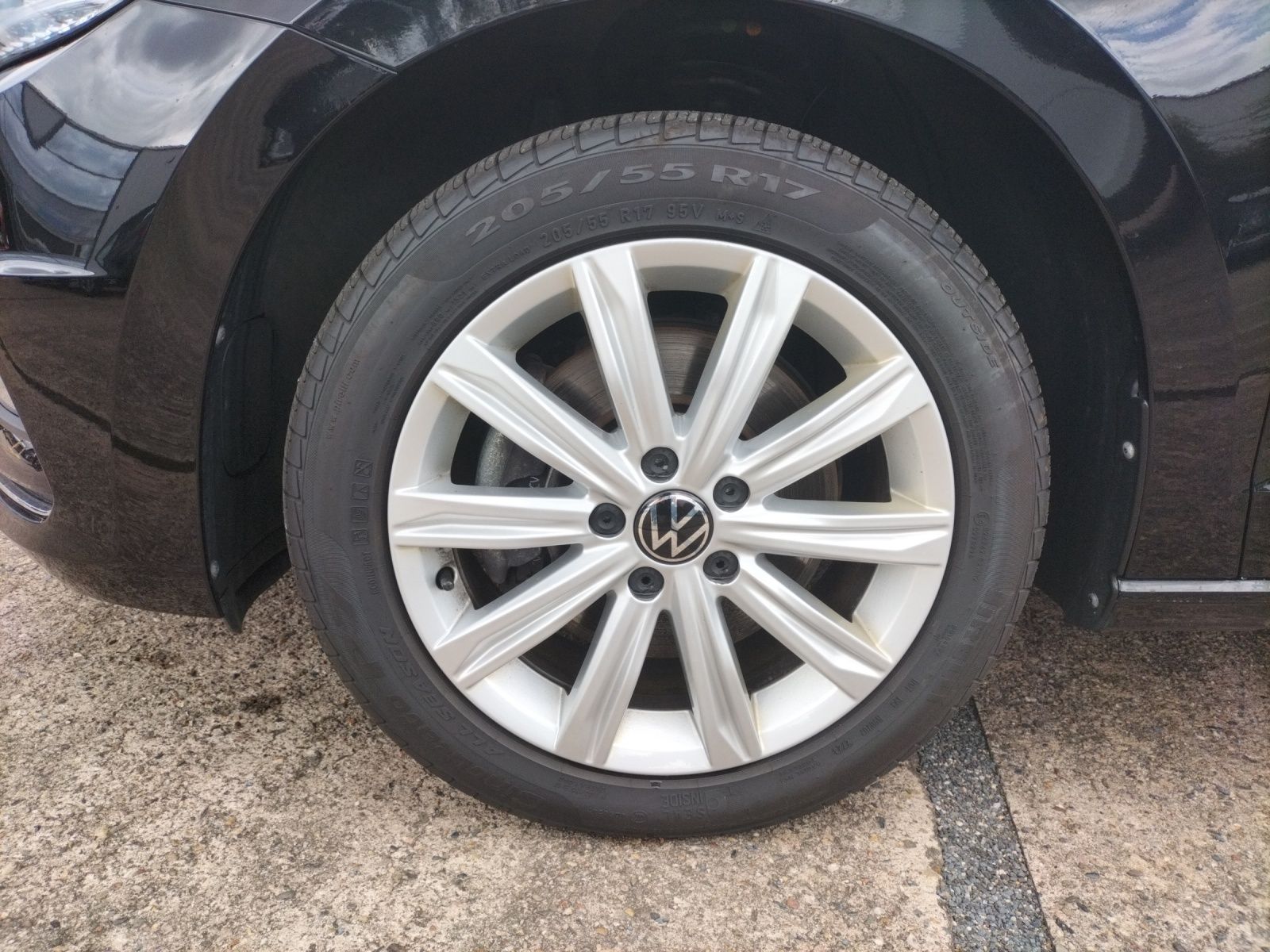 Fahrzeugabbildung Volkswagen Touran TDI Highline DSG LED AHK Navi AID ACC RFK