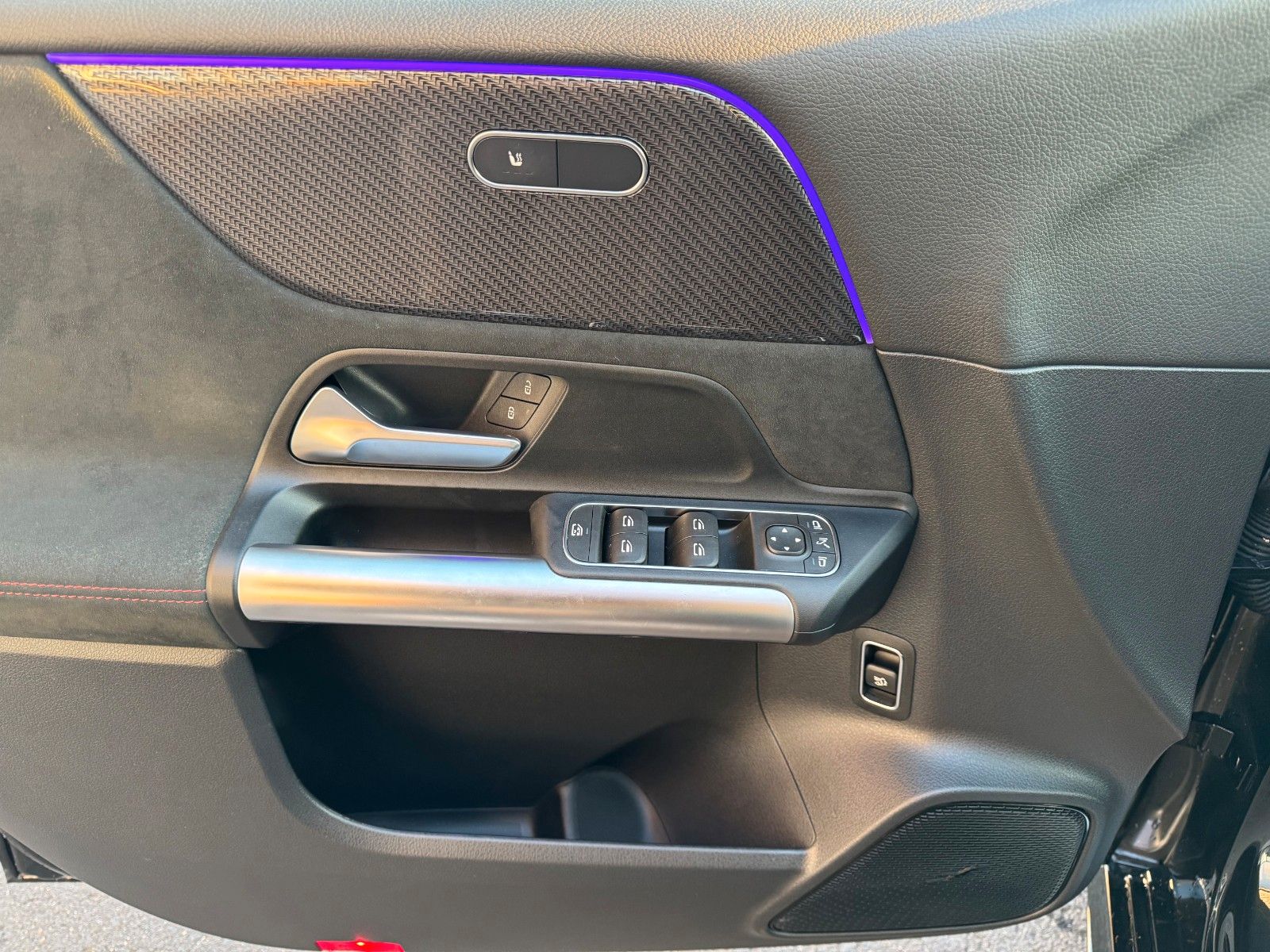 Fahrzeugabbildung Mercedes-Benz B 200 AMG+AHK+Ambiente+RFK+MBUX+Night