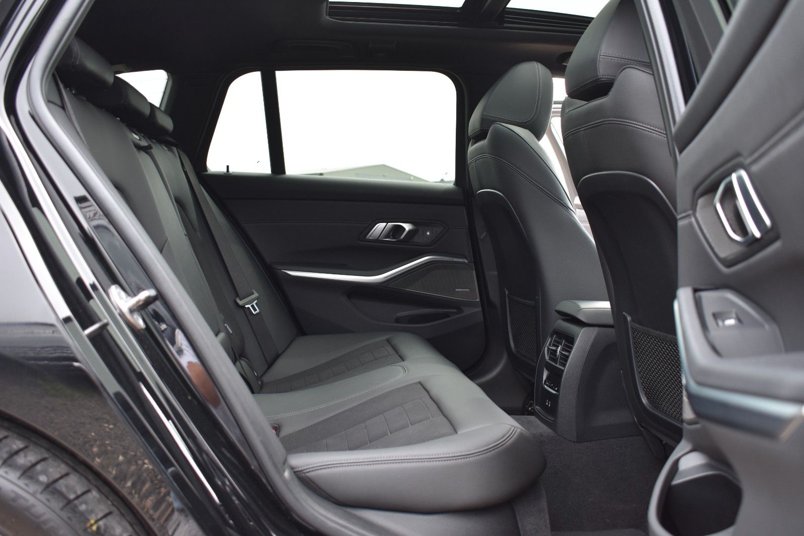 Fahrzeugabbildung BMW 330d Touring Facelift Panorama 1 Hand H&K