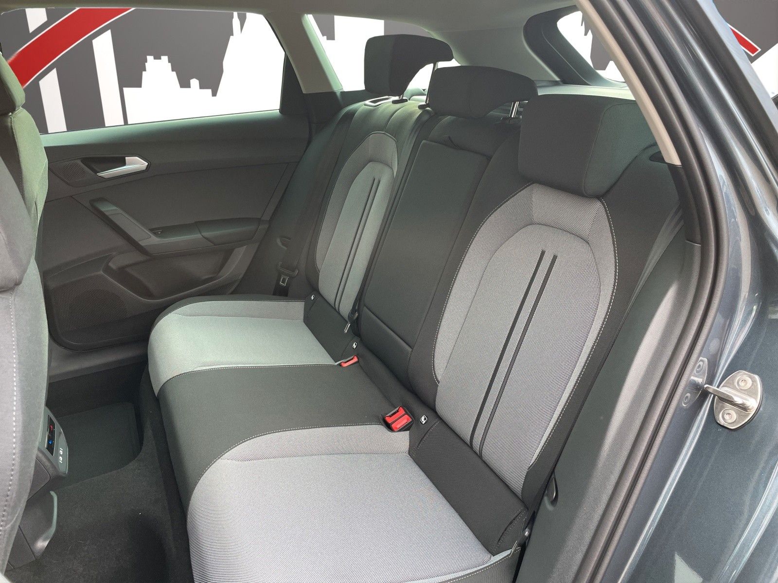 Fahrzeugabbildung SEAT Leon Sportstourer 1.5 eTSI DSG LED/NAVI/SHZ/LHZ