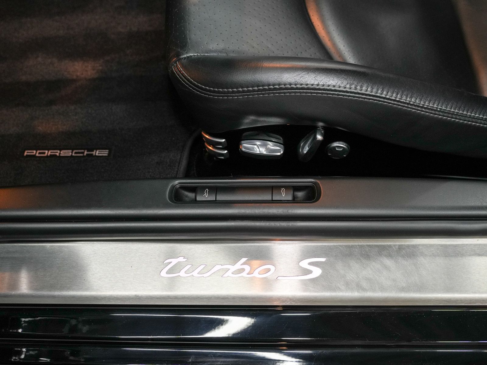 Fahrzeugabbildung Porsche 911 Turbo S Cabrio - Exklusiver Volllederumfang