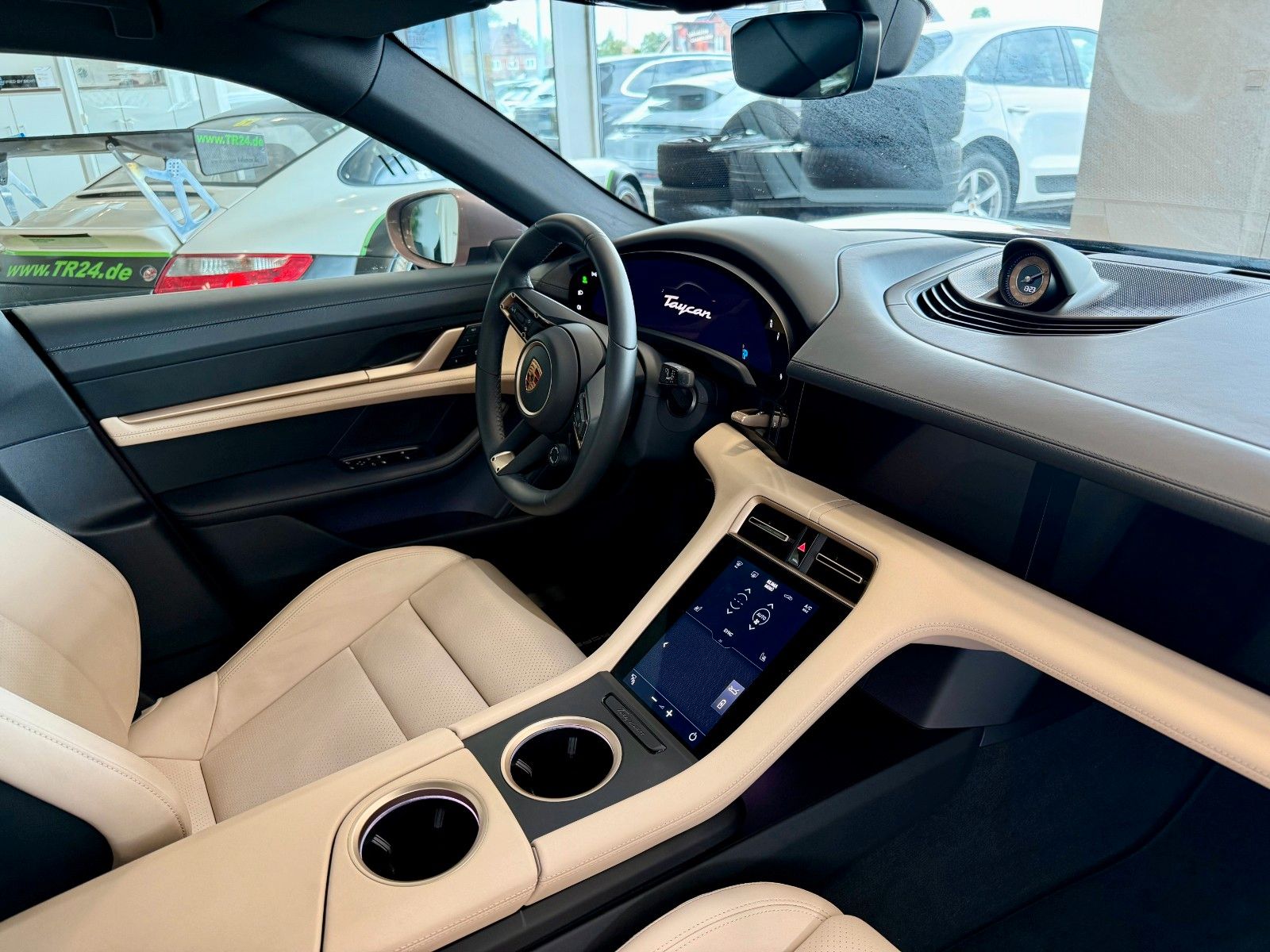 Fahrzeugabbildung Porsche Taycan Performance/HeadUP/Panorama/APPROVED