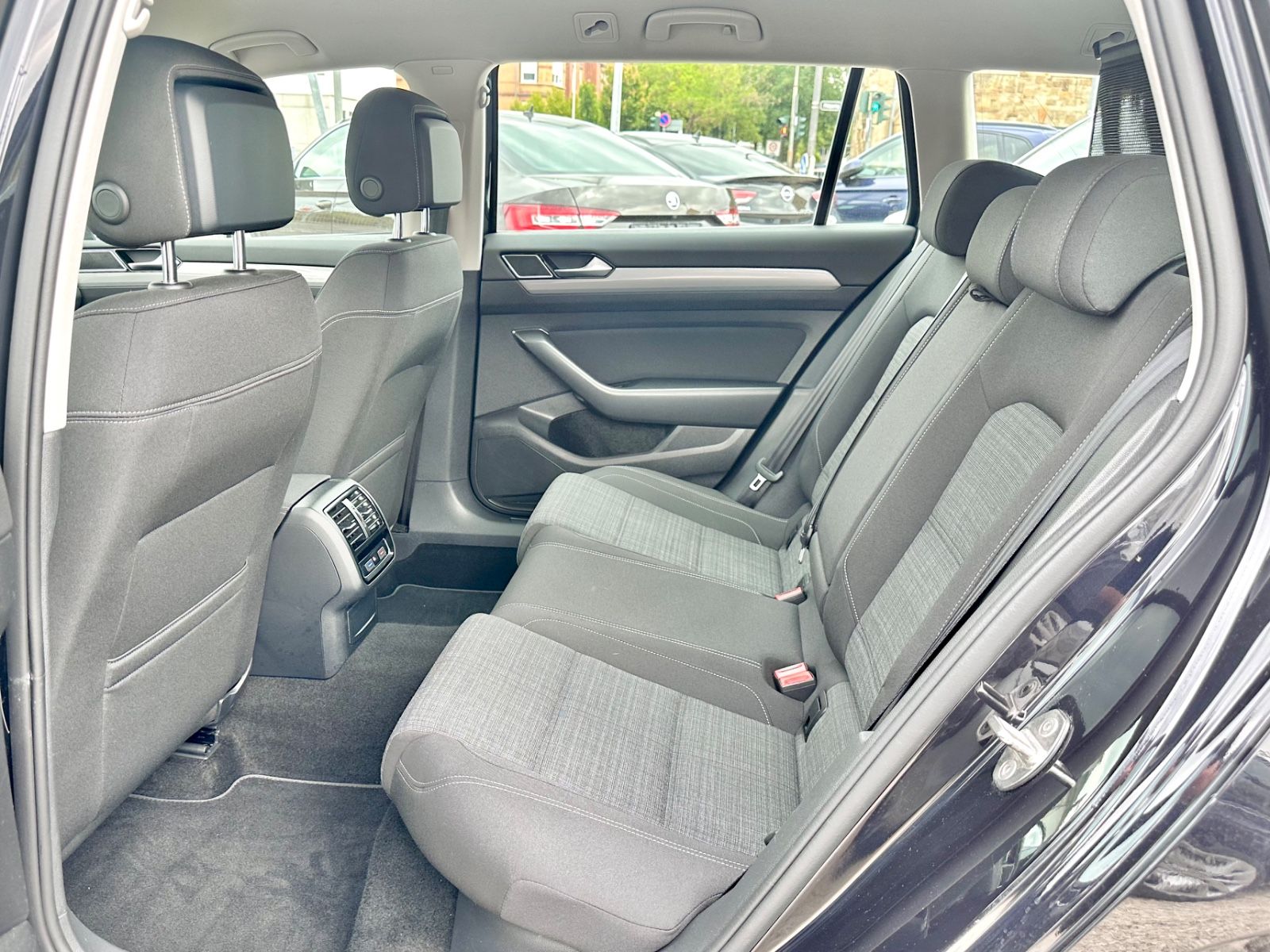 Fahrzeugabbildung Volkswagen PASSAT VARIANT BUSINESS*AUTOM.+NAVI+1.HAND*