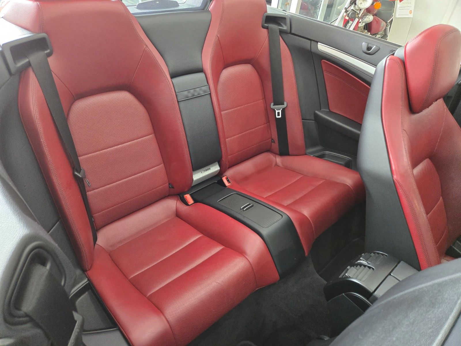 Fahrzeugabbildung Mercedes-Benz E 220 BlueEfficiency* AMG LINE * SCHWARZ / ROT *