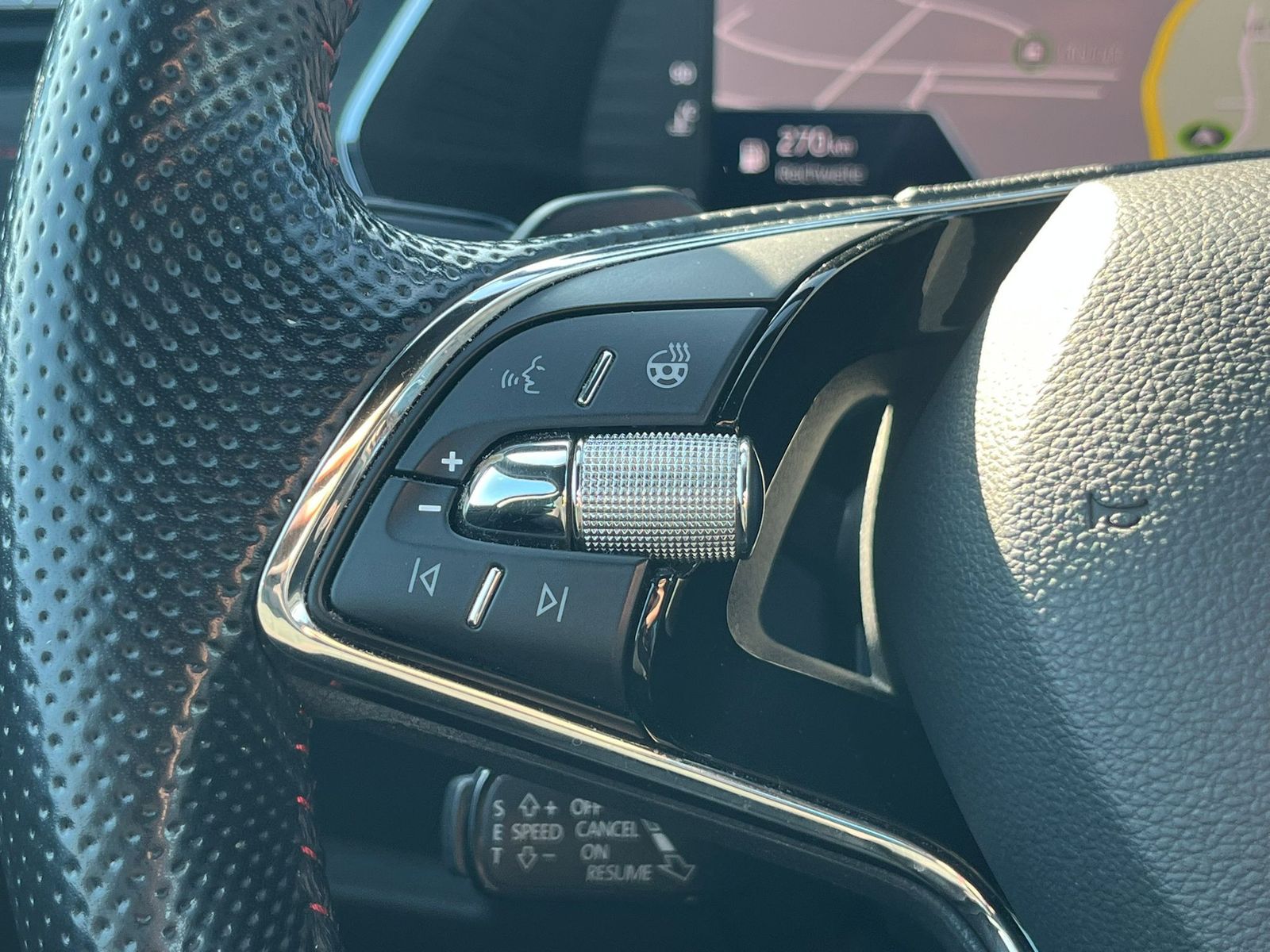 Fahrzeugabbildung SKODA Octavia 2.0 TDI RS DSG AHK*LED*19"HUD*KAMERA*ACC