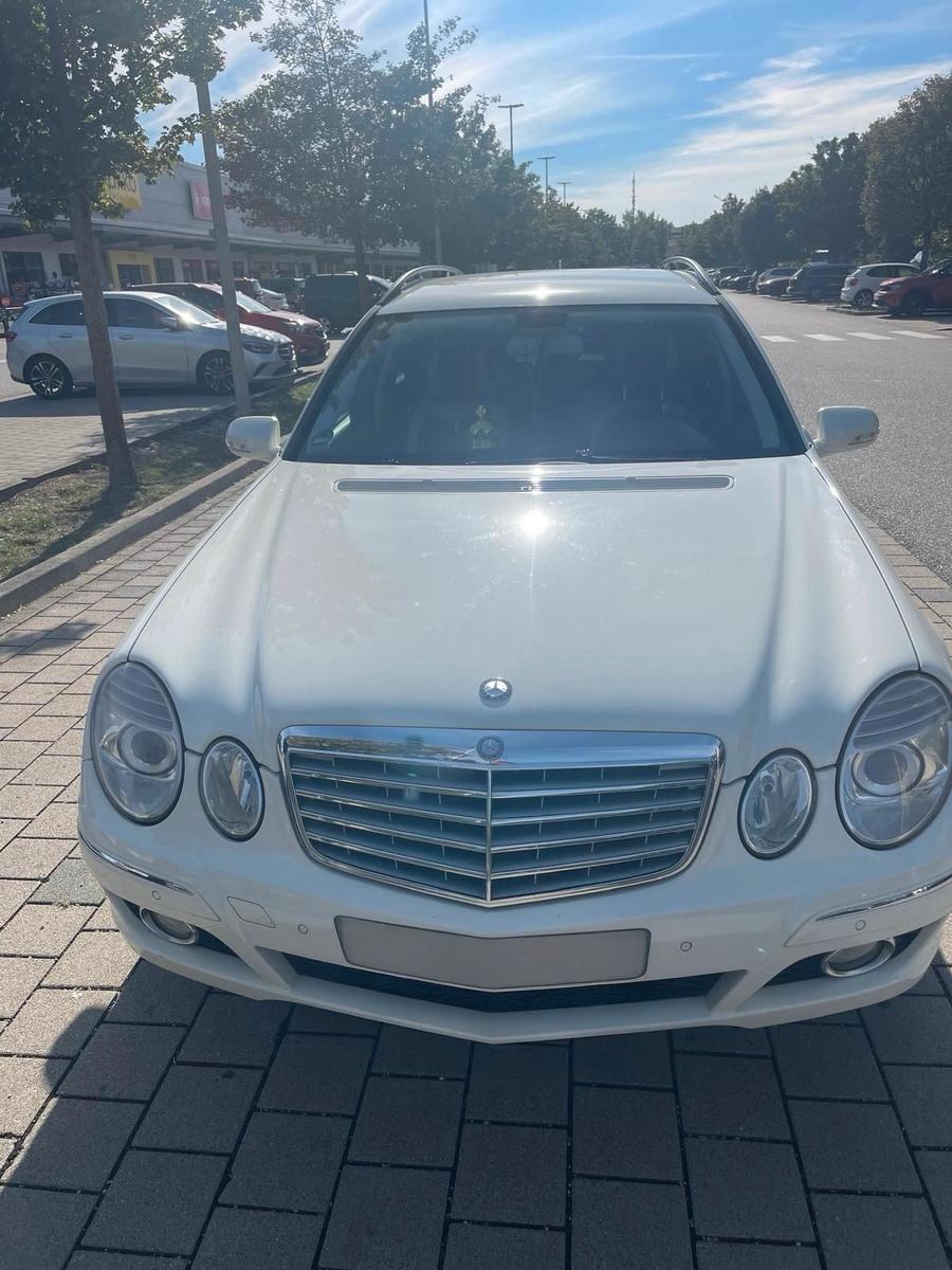 Mercedes-Benz E200 2008 — rear view