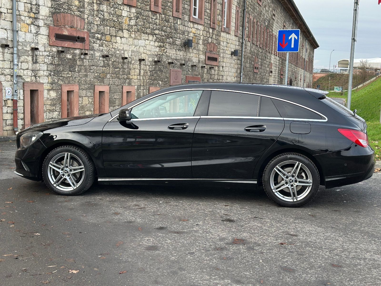 Fahrzeugabbildung Mercedes-Benz CLA 200 d SHOOTING BRAKE BUSINESS*AUTOM+NAVI*