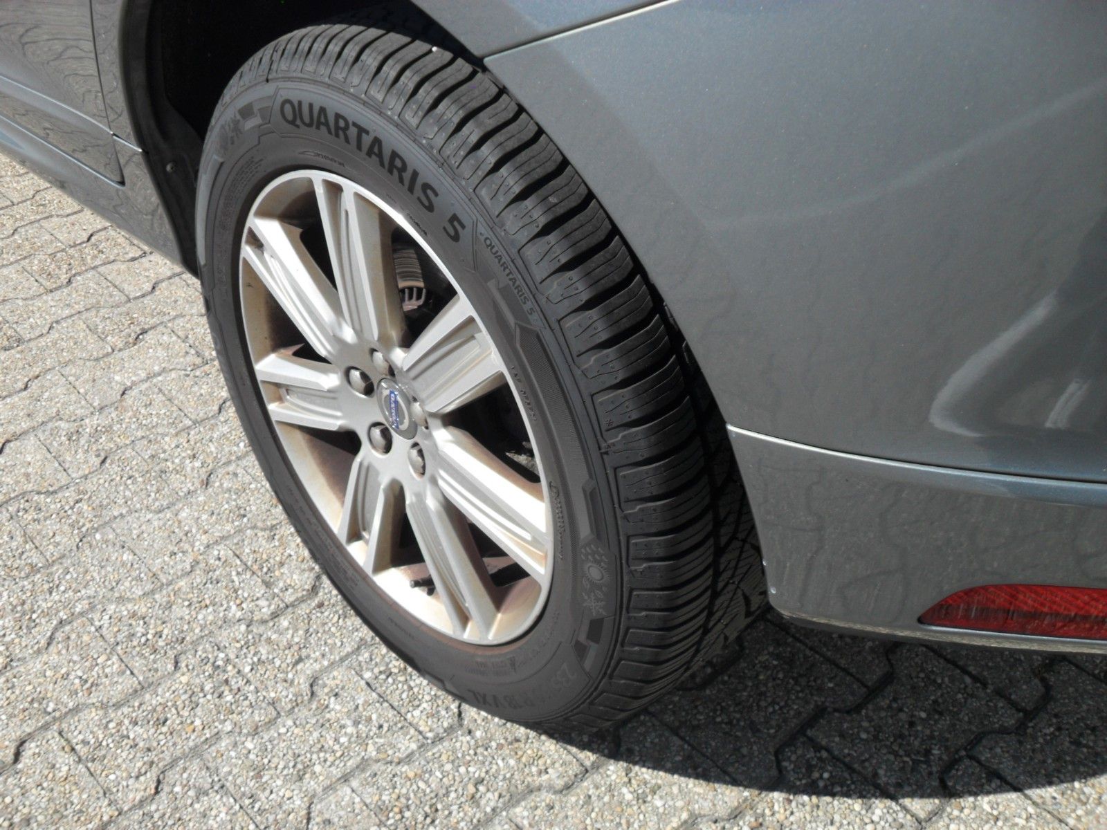 Fahrzeugabbildung Volvo XC 60 2.0 Automatik - Momentum 2WD