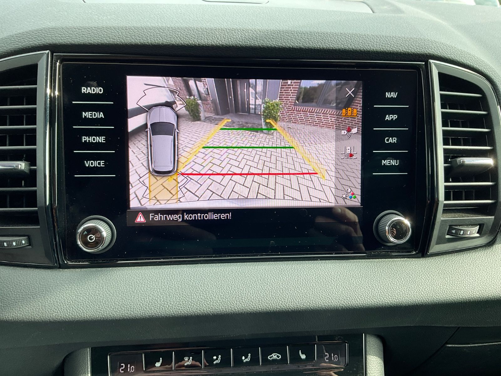 Fahrzeugabbildung SKODA Karoq 1.5l TSI DSG ACC,Kamera,Navi,LED,ACC