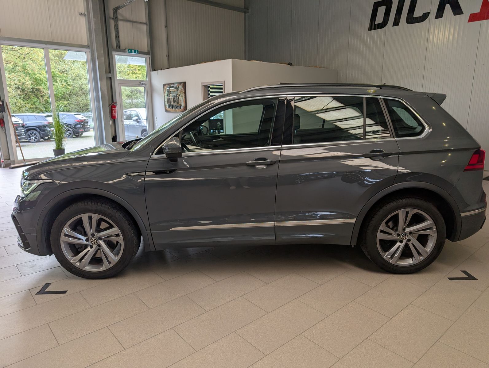 Fahrzeugabbildung Volkswagen Tiguan 2.0TSI R-Line 4M ACC HUD Cam StHz AHK 19"